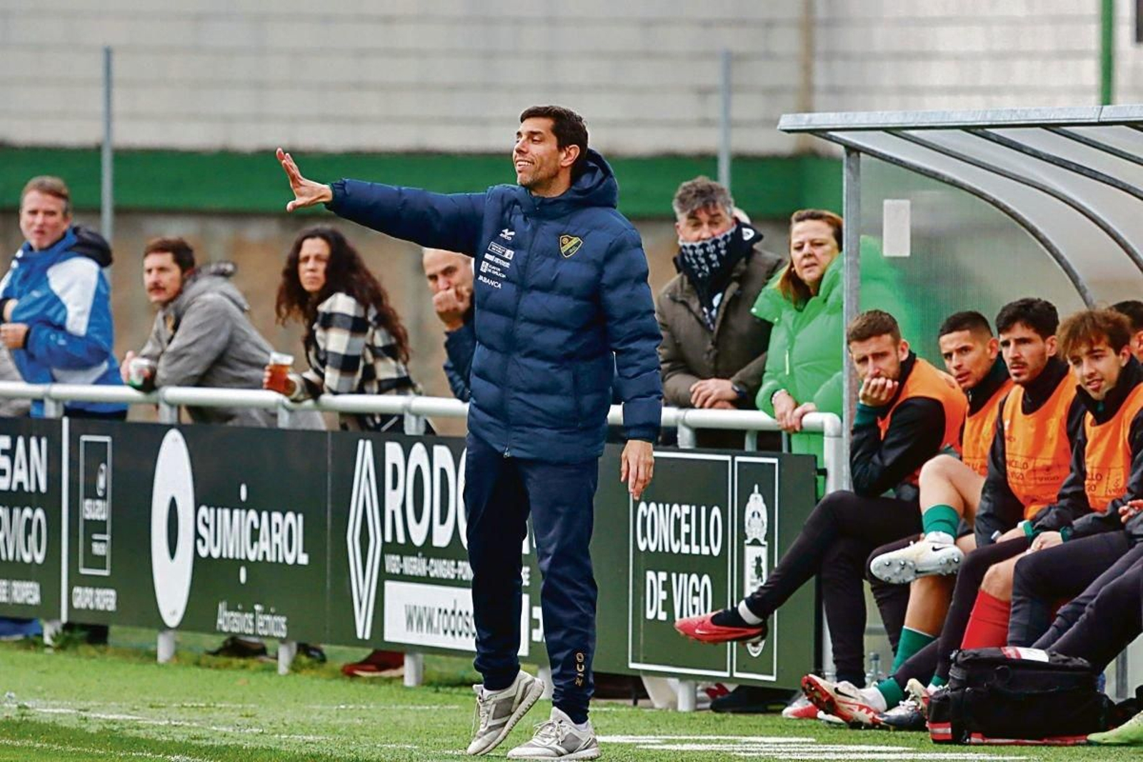 El entrenador del conjunto verde da indicaciones durante un partido del recién acabado curso en O Vao.