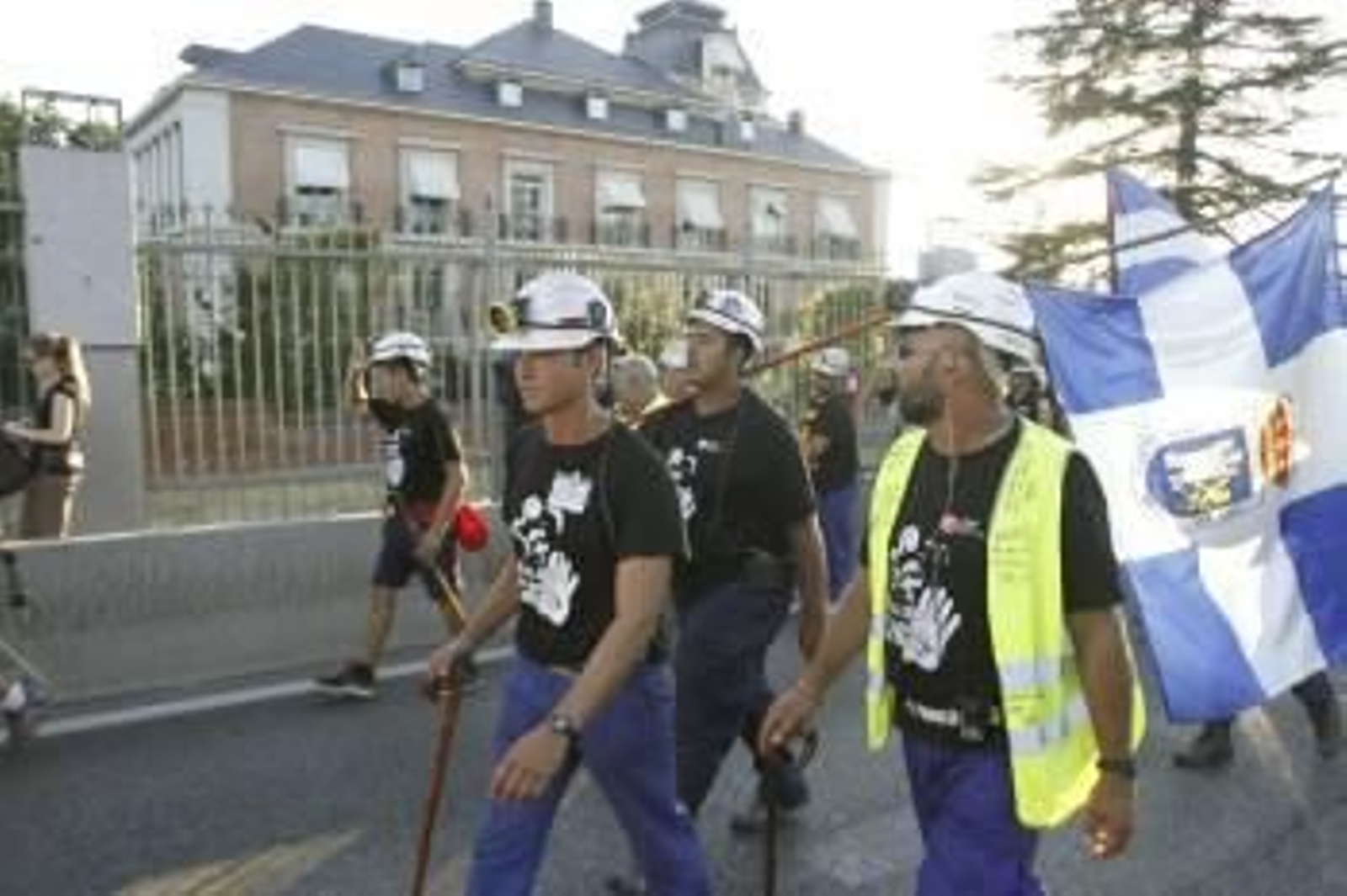 Un grupo de mineros pasa ante Moncloa. (Foto: ZIPI)
