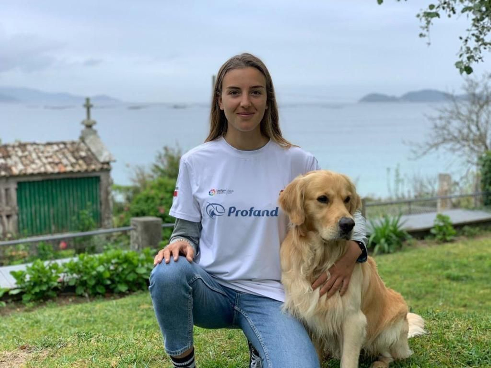 Patricia Suárez, junto a su perro Yaku, en la residencia familar de Cangas.