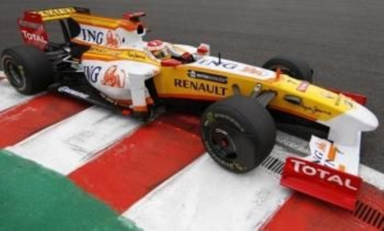 El piloto asturiano Fernando Alonso, en el interior  de su monoplaza. (Foto: Archivo)