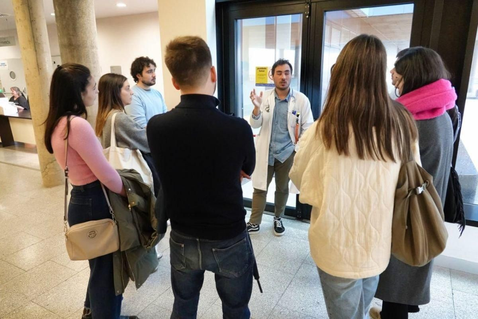 Un grupo de futuros residentes, en la jornada de puertas abiertas celebrada el pasado 27 de marzo.