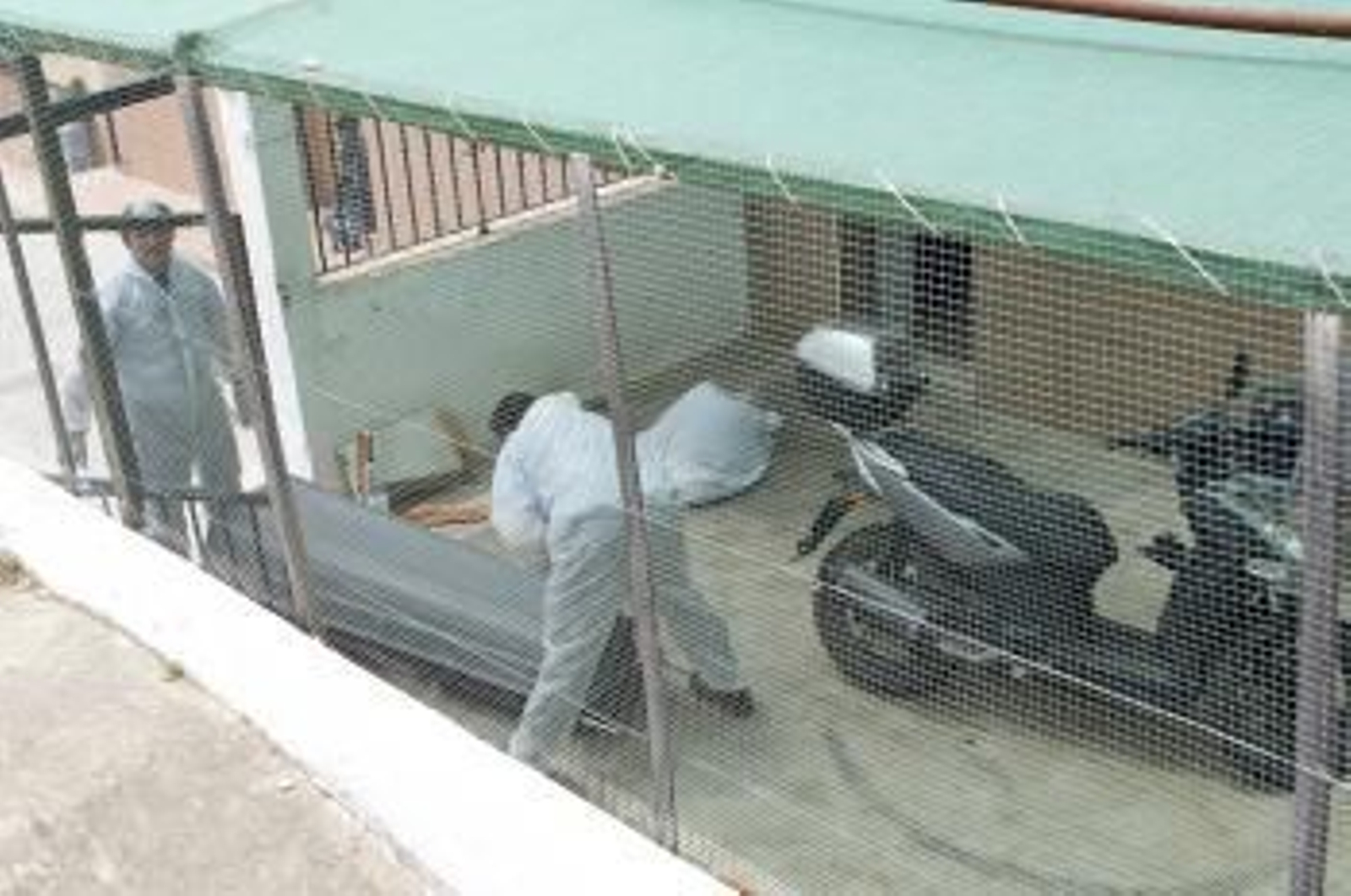 Agentes judiciales de la Guardia Civil introducen en el féretro parte de los restos del joven (en una bolsa de plástico blanca) que ha sido localizado hoy (Foto: EFE)