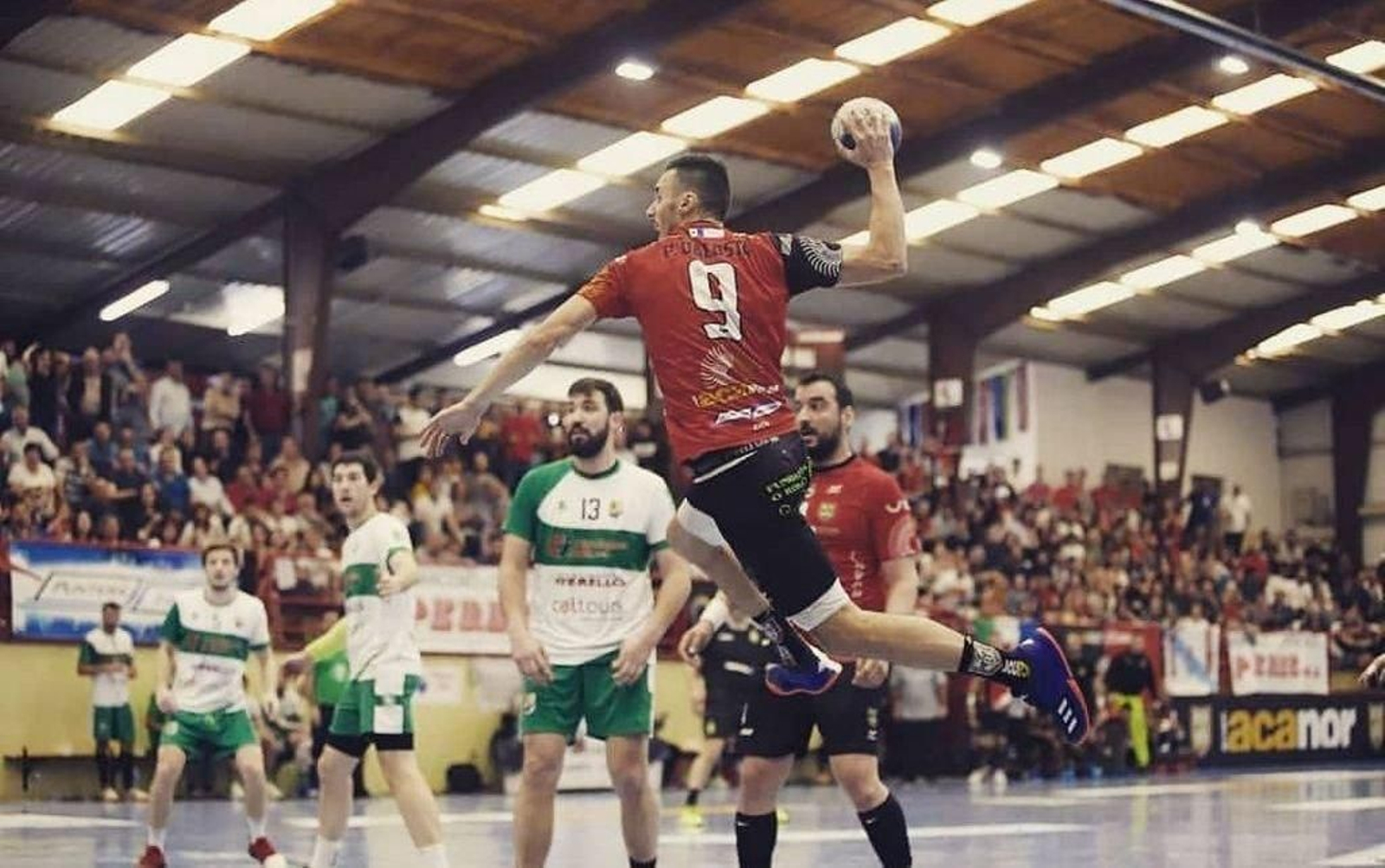 Paulo Dacosta, del Novás, realiza un lanzamiento.