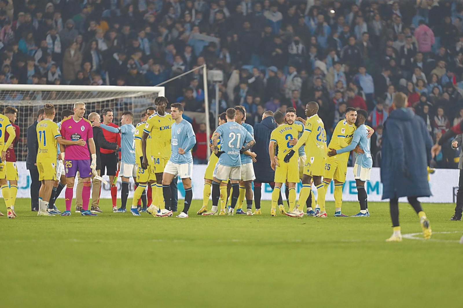 Douvikas y Ristic, de brazos en jarras tras el empate del pasado lunes ante un Cádiz con diez.