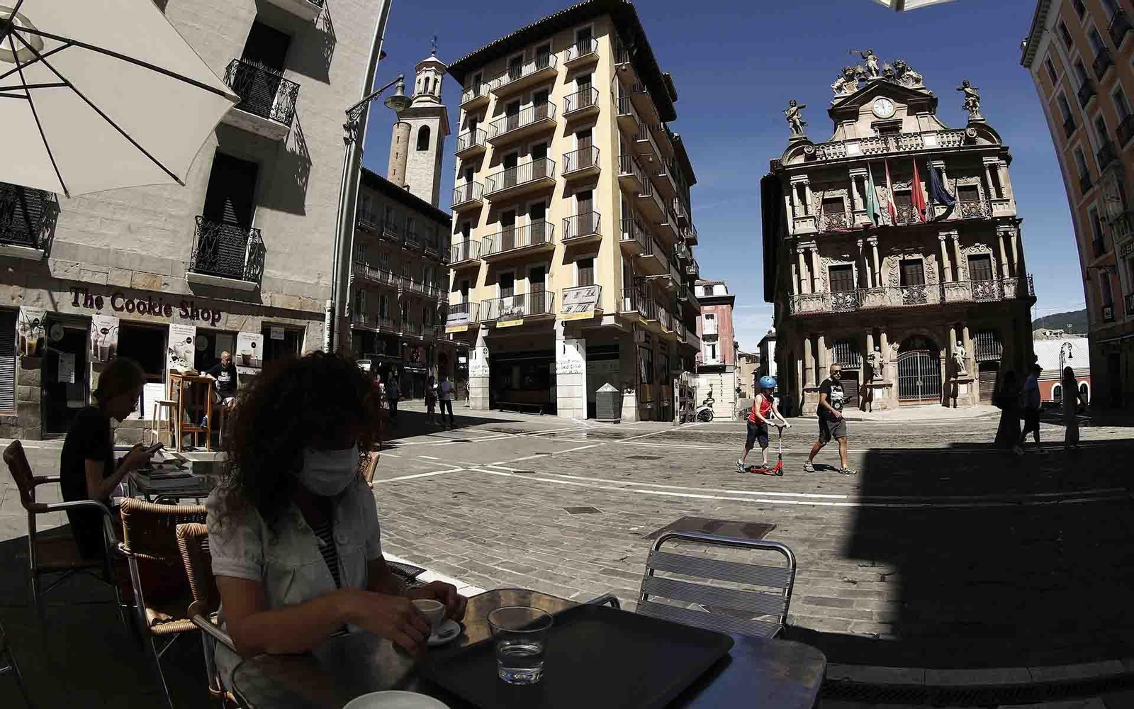 Aspecto que presenta la Plaza del Ayuntamiento de Pamplona, lugar donde debería de lanzarse desde su balcón el tradicional cohete con que que darían comienzo los Sanfermines 2020. EFE/Jesus Diges