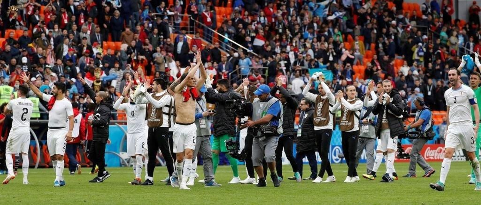 El céltico Maxi Gómez y Cavani aplauden al final del partido.