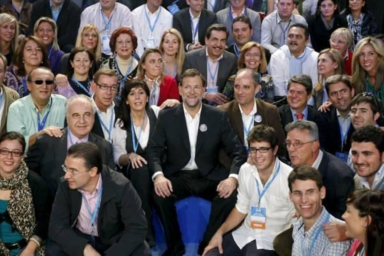 El líder del PP, Mariano Rajoy, posa con algunos de los participantes en la Convención Popular celebrada en Barcelona.