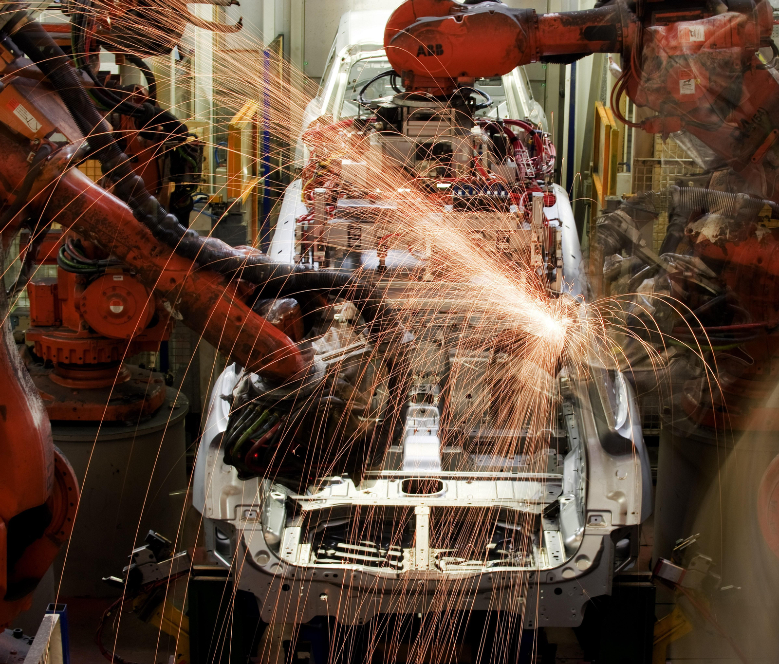 La unidad de ferraje en PSA Vigo está robotizada mientras en Portugal se sigue soldando a mano.