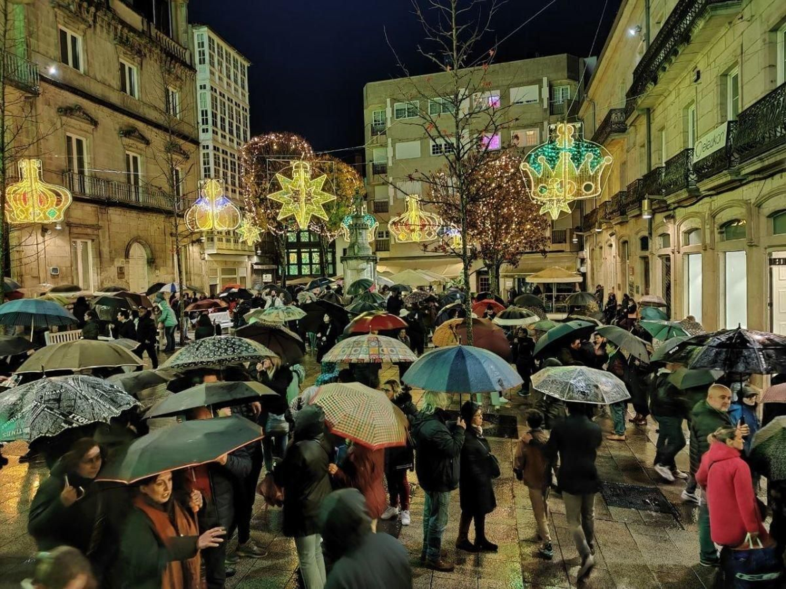 La Praza da Princesa, ayer, llena de visitantes para ver el alumbrado navideño.