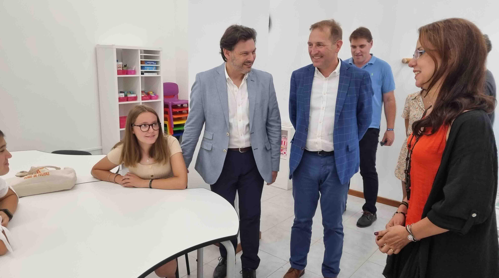 El secretario xeral da Emigración y el alcalde de As Neves, durante la visita a la academia de idiomas Ventura Language Center