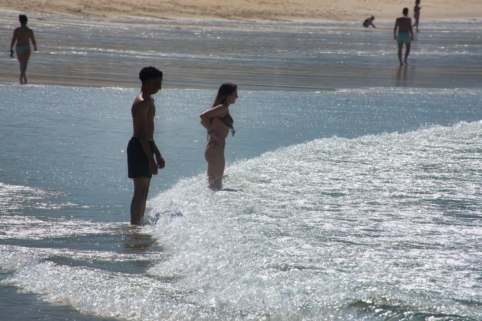 Gente bañándose en Samil.