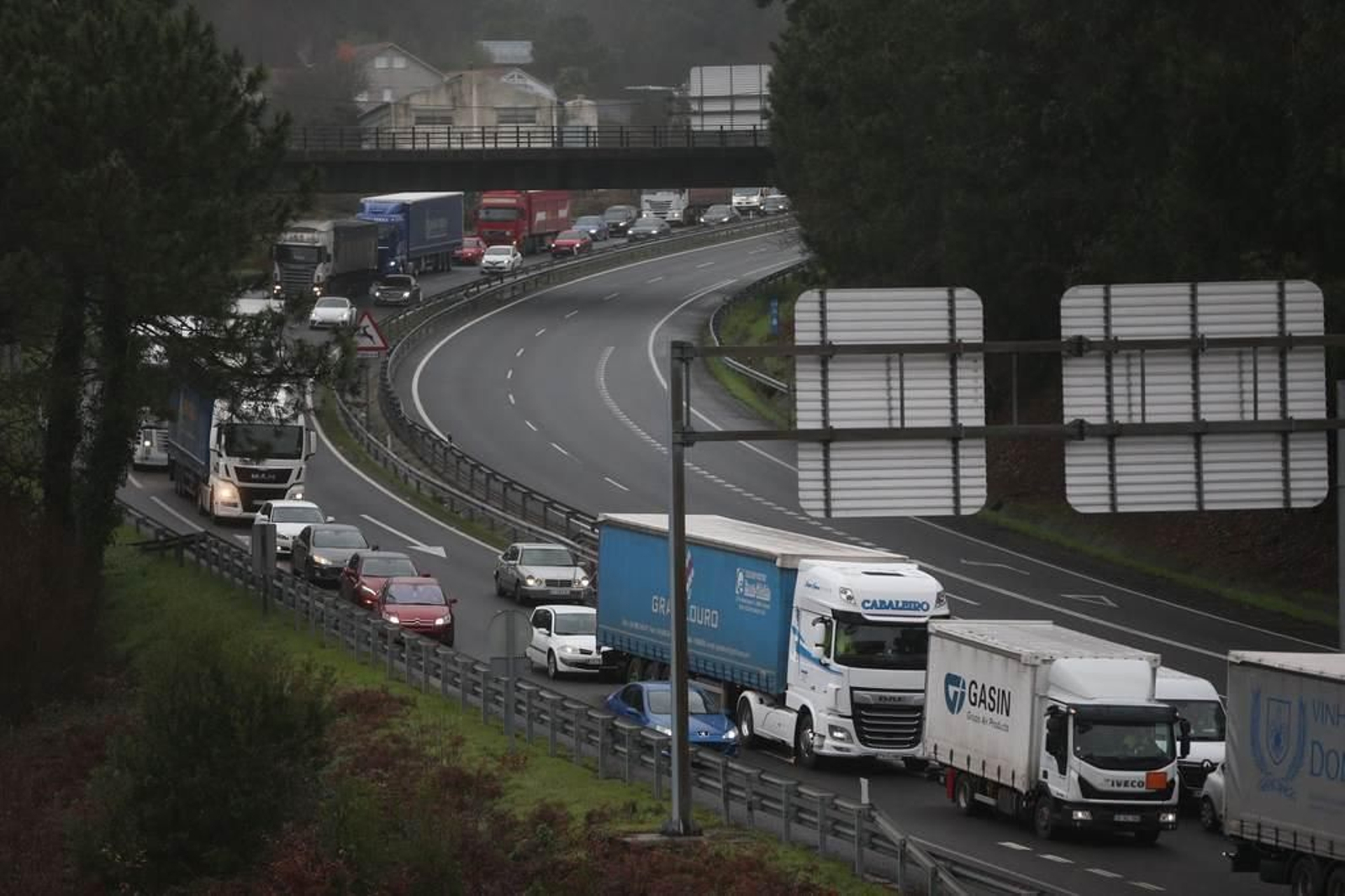 Colas kilométricas en la frontera de Tui para entrar en Portugal 13