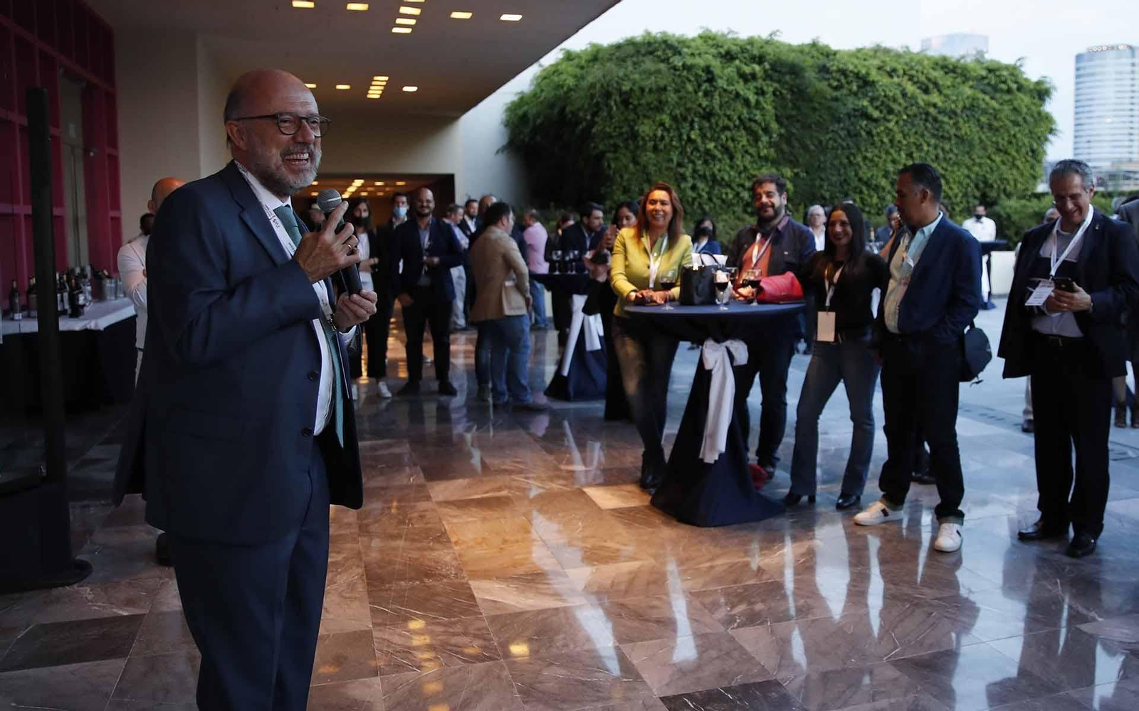 El embajador de España en México, Juan López-Doriga, en el evento Spanish Extravaganza sobre la gastronomía y vinos españoles, en Ciudad de México. EFE/José Méndez