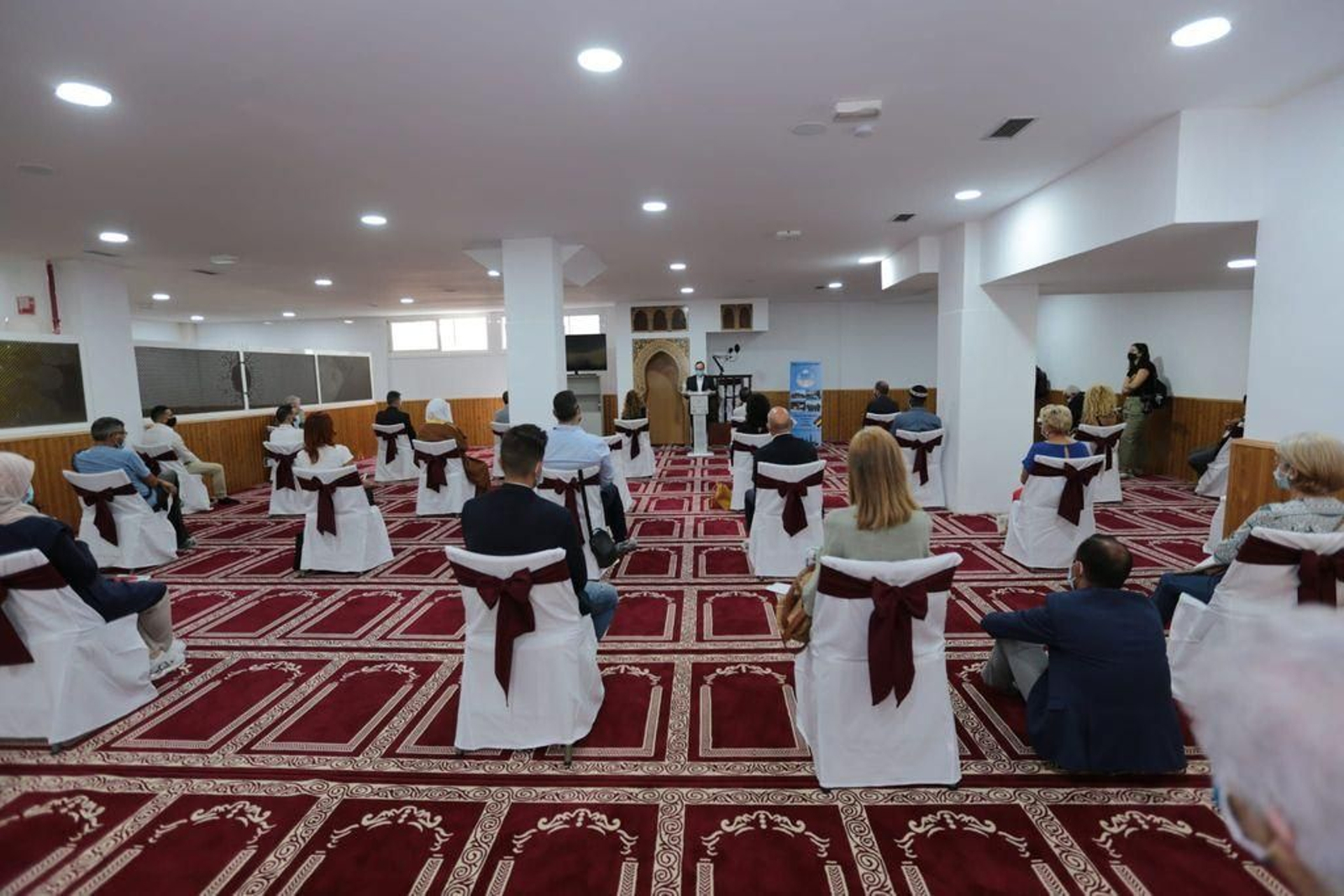 La nueva mezquita de Vigo comienza su actividad al 50% de ocupación por las medidas anticovid. Ayer en el acto de inauguración.