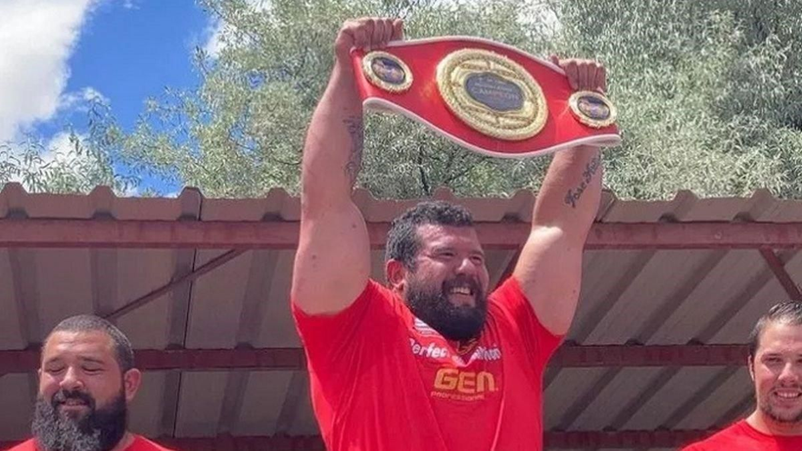 Roberto alza el trofeo de campeón de la Liga Nacional de Fuerza.