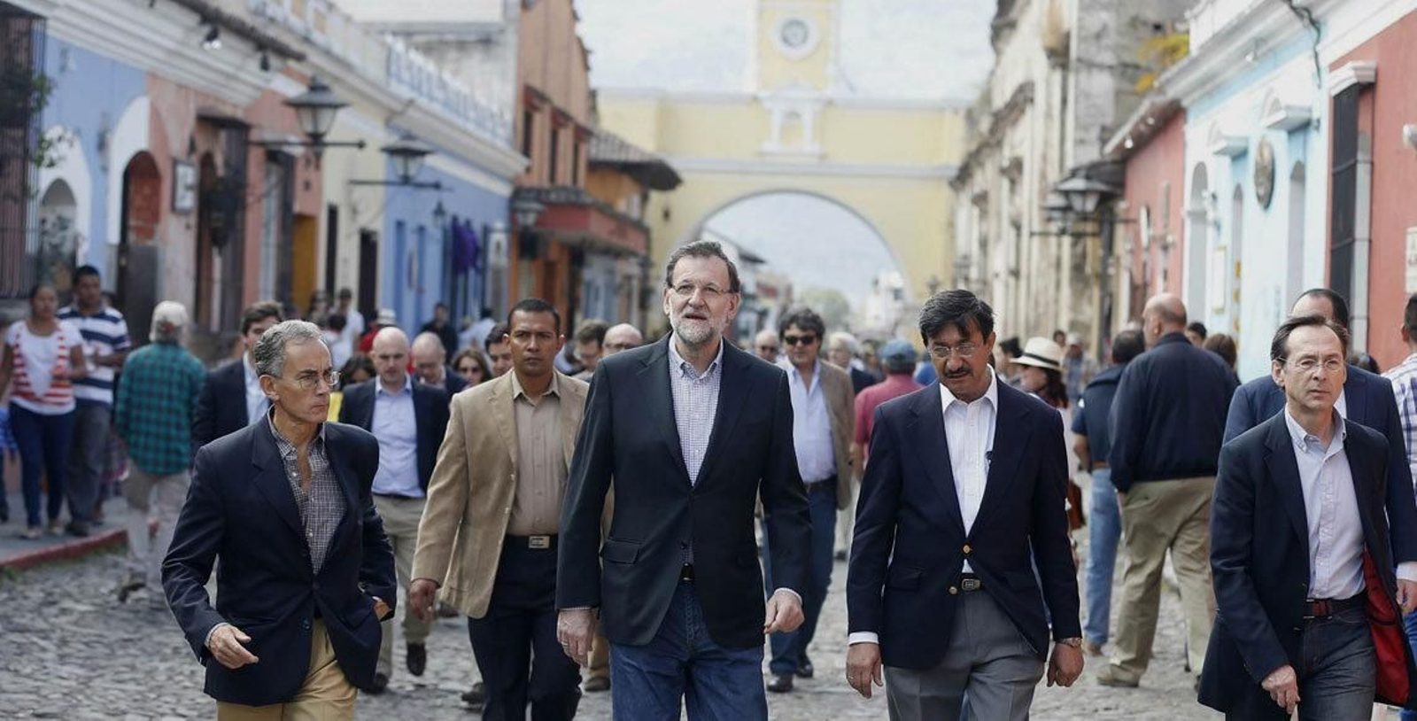 El presidente del Gobierno, Mariano Rajoy, durante su paseo por las calles de Antigua.
