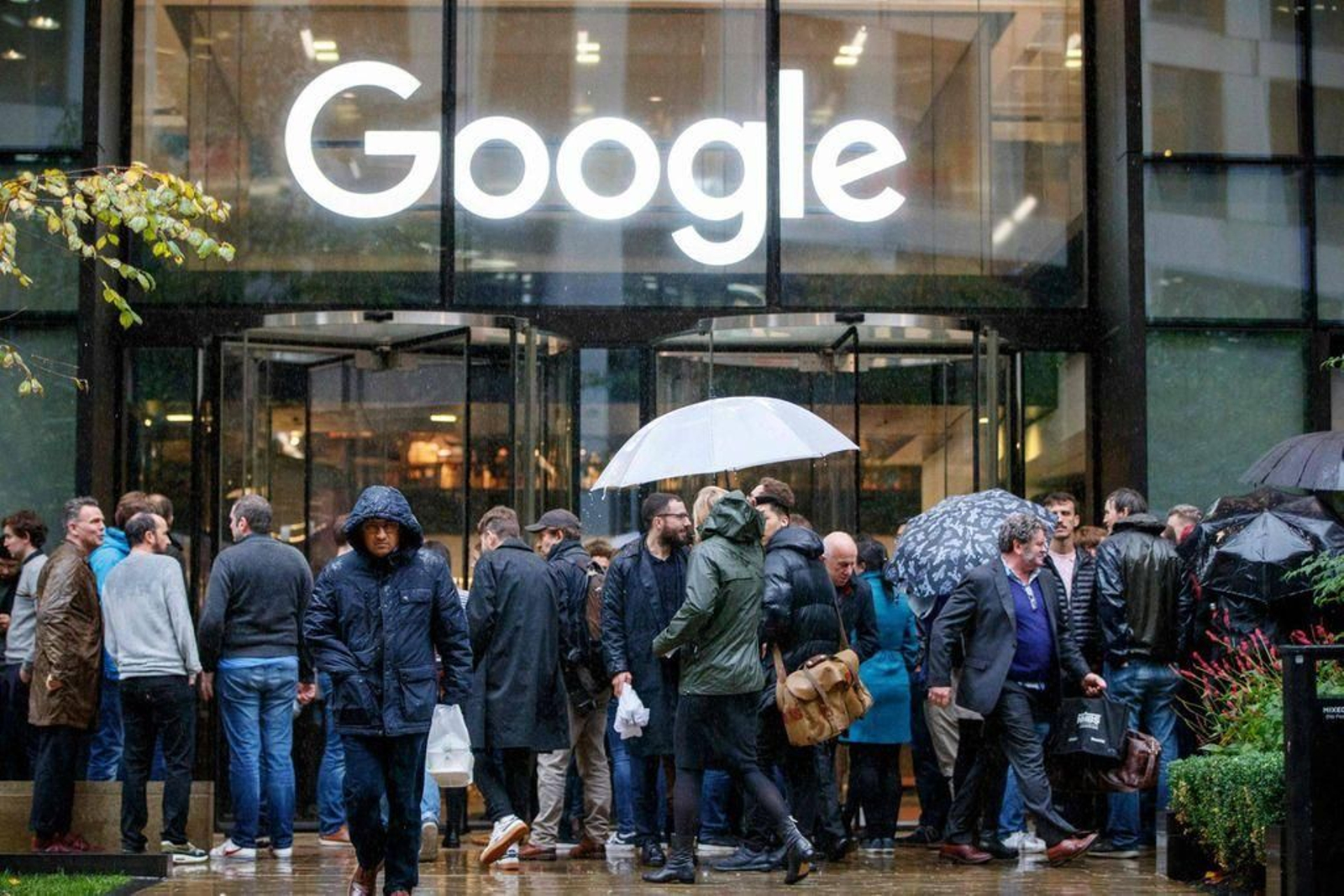 Varios grupos de personas, ante una de las sedes de Google en la capital francesa.