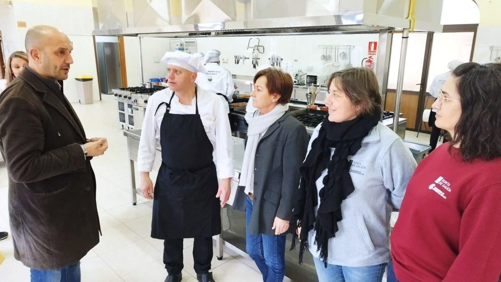 El alcalde, Alejandro Lorenzo, con algunos de los participantes que se forman en hostelería, en Porremprego II.