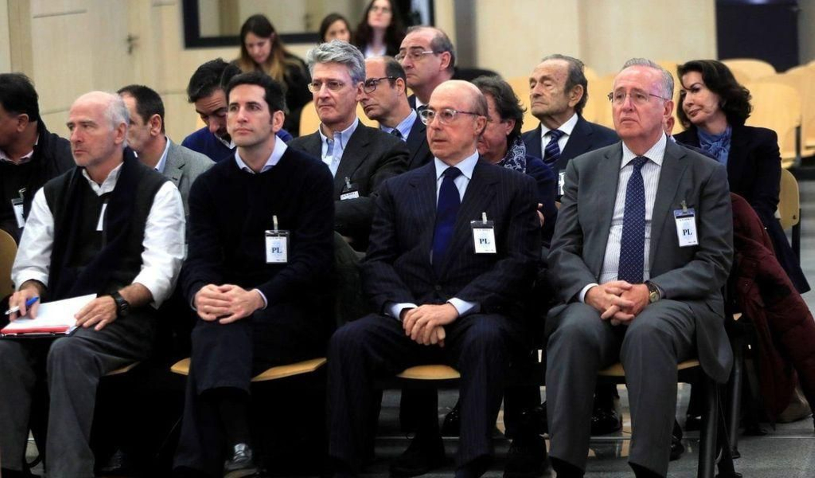 El expresidente de Pescanova, Manuel Fernández de Sousa (dcha.), su hijo Pablo Fernández y el exconsejero delegado Alfonso Paz-Andrade, el pasado diciembre en la Audiencia Nacional. Detras, Rosario Andrade, también imputada.