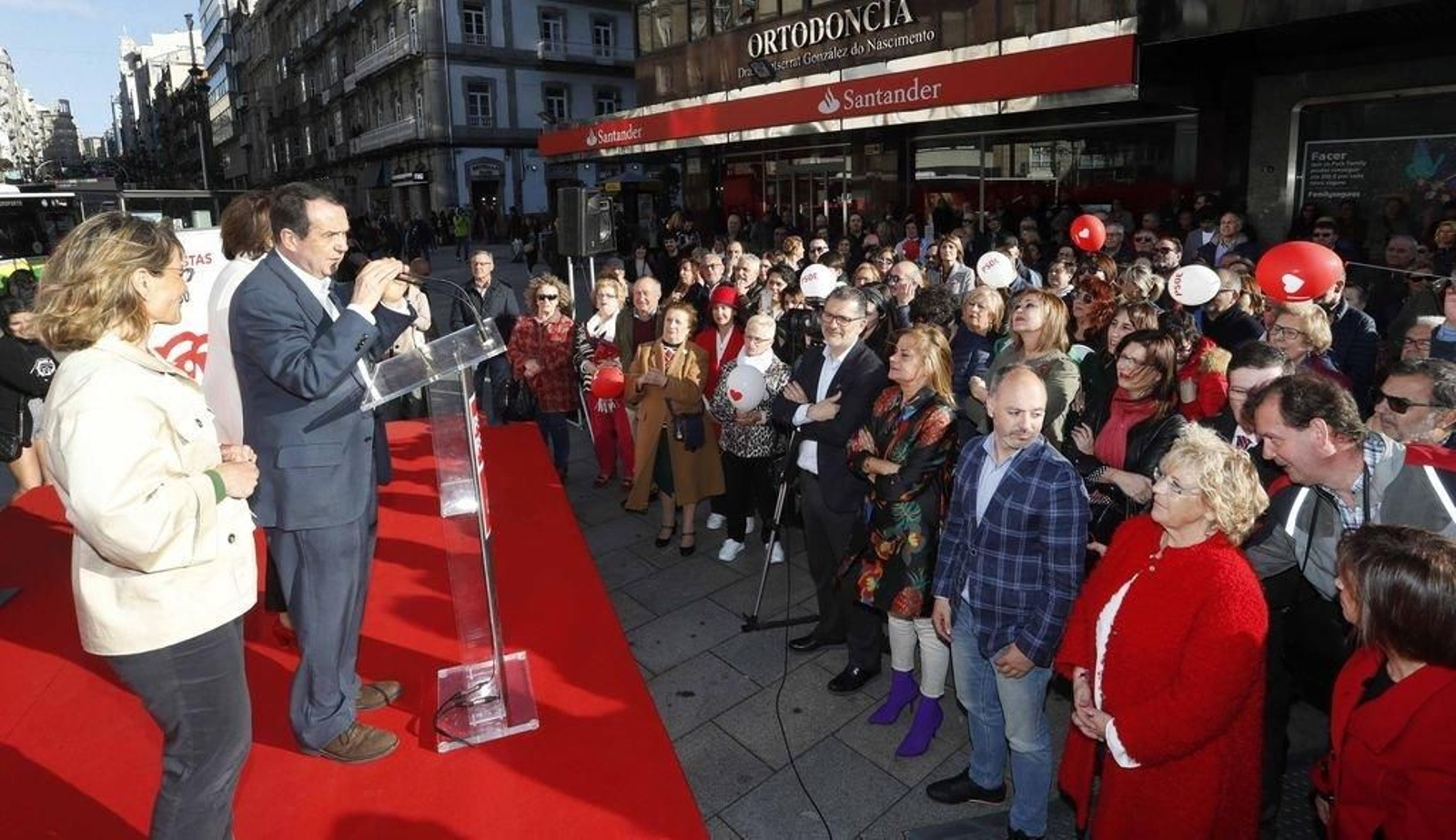 Abel Caballero se dirigió a militantes y simpatizantes en la Praza da Farola.