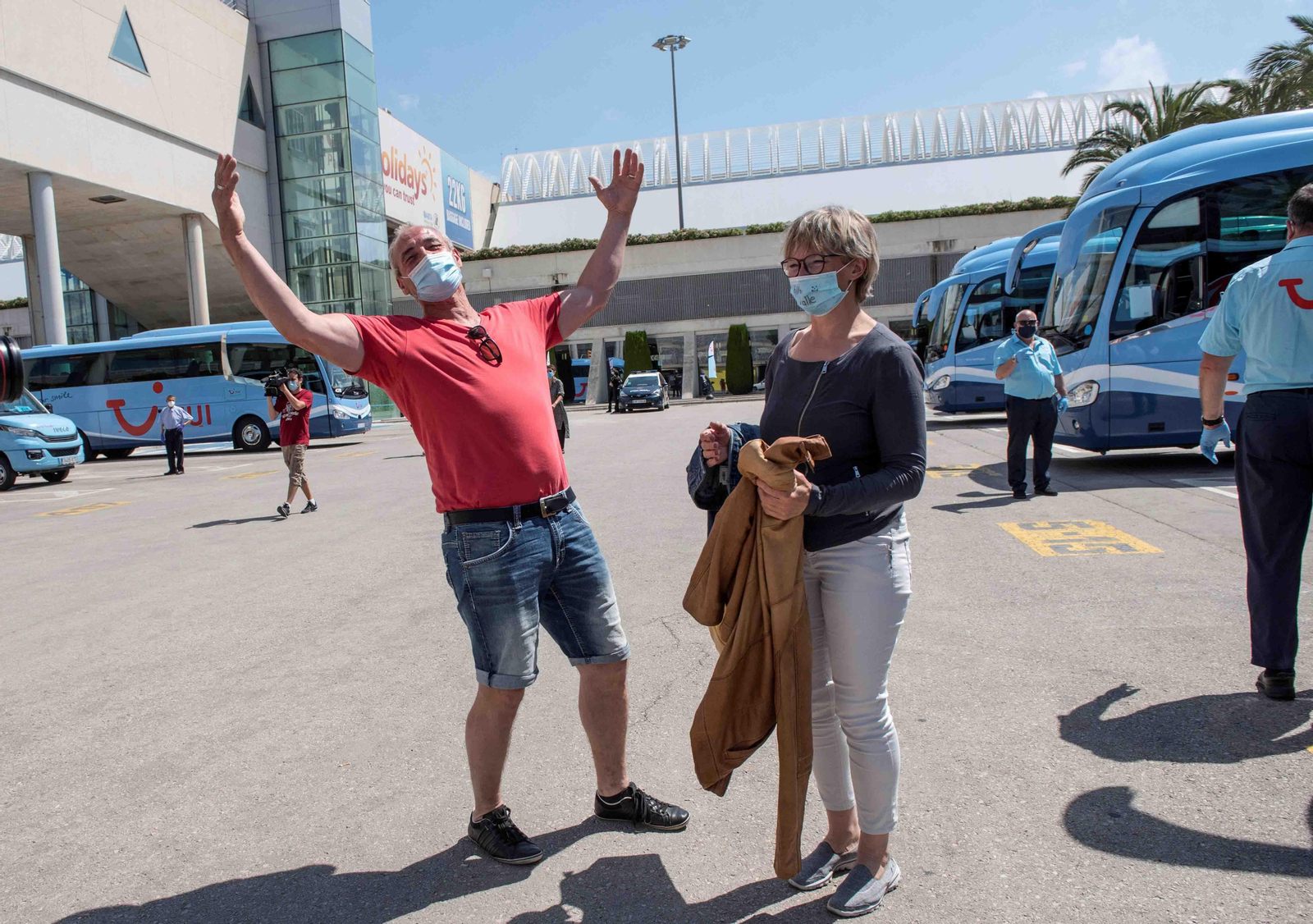 Una pareja de turistas alemanes a su llegada lunes al aeropuerto de Palma. EFE/ATIENZA