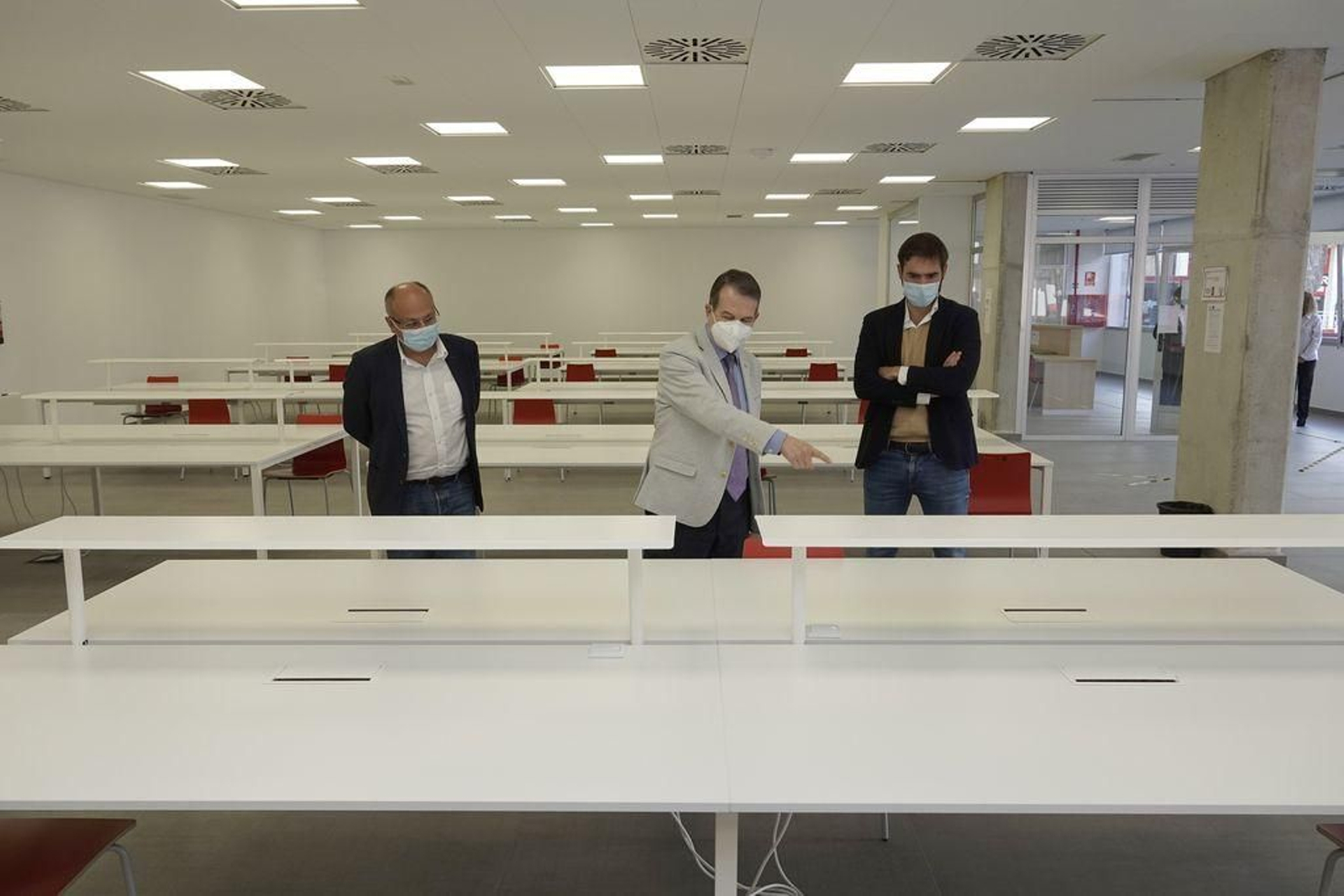 Abel Caballero (en la foto con los concejales Abel Losada y Gorka Gómez) visitó la nueva biblioteca de Navia coincidiendo con su reapertura al público. Sus 200 puestos se reducen a 54 por protocolo sanitario.