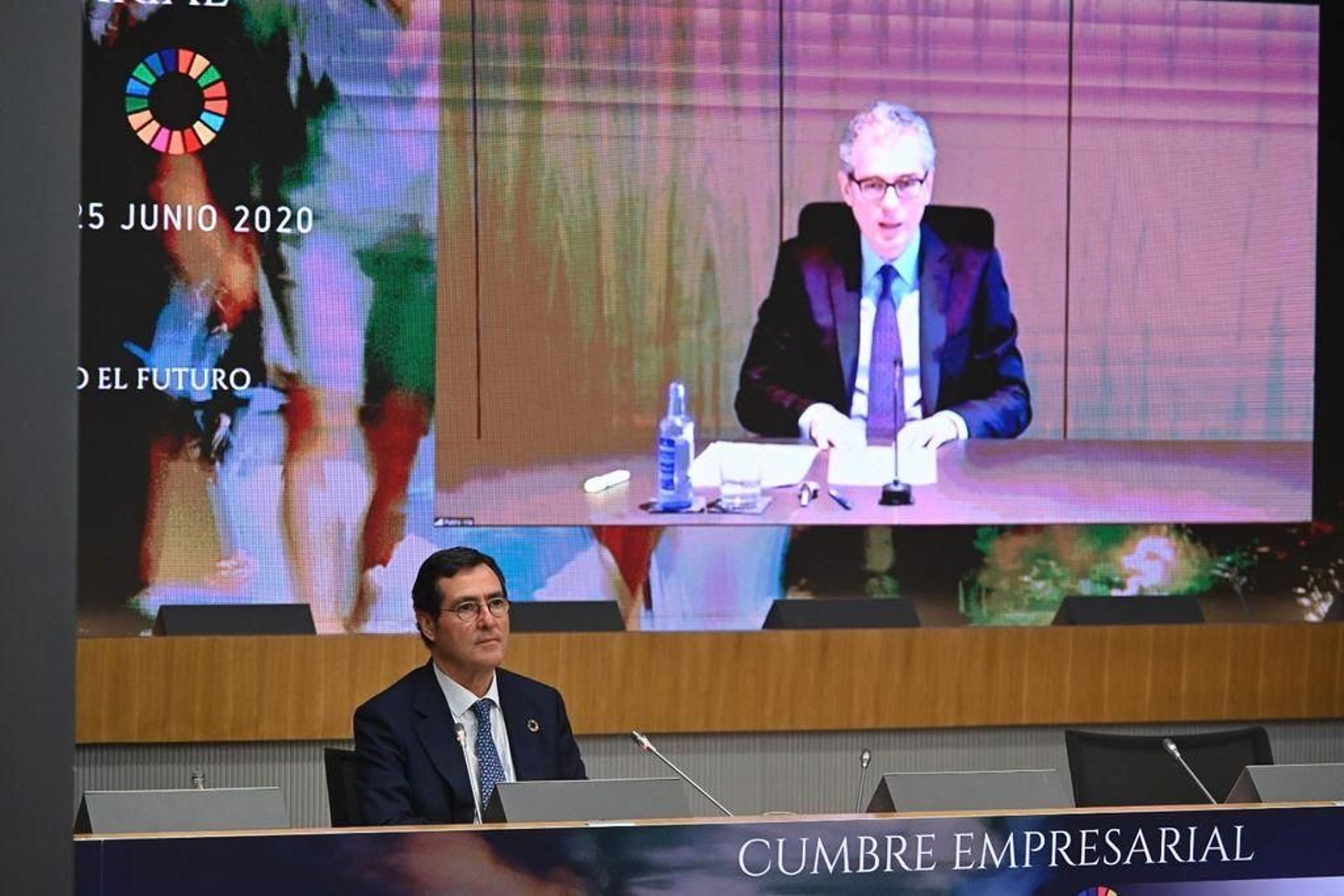 Pablo Isla interviene en la cumbre, ante Garamendi, presidente de la CEOE.