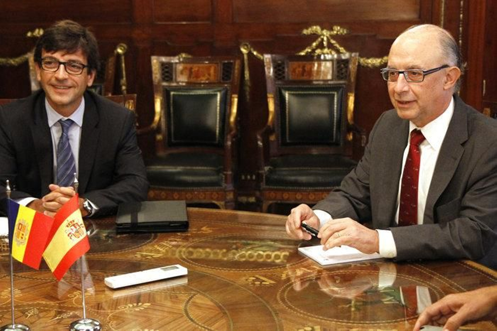 El ministro de Hacienda y Administraciones Públicas, Cristóbal Montoro, con el ministro de Finanzas y Función Pública de Andorra, Jordi Cinca.