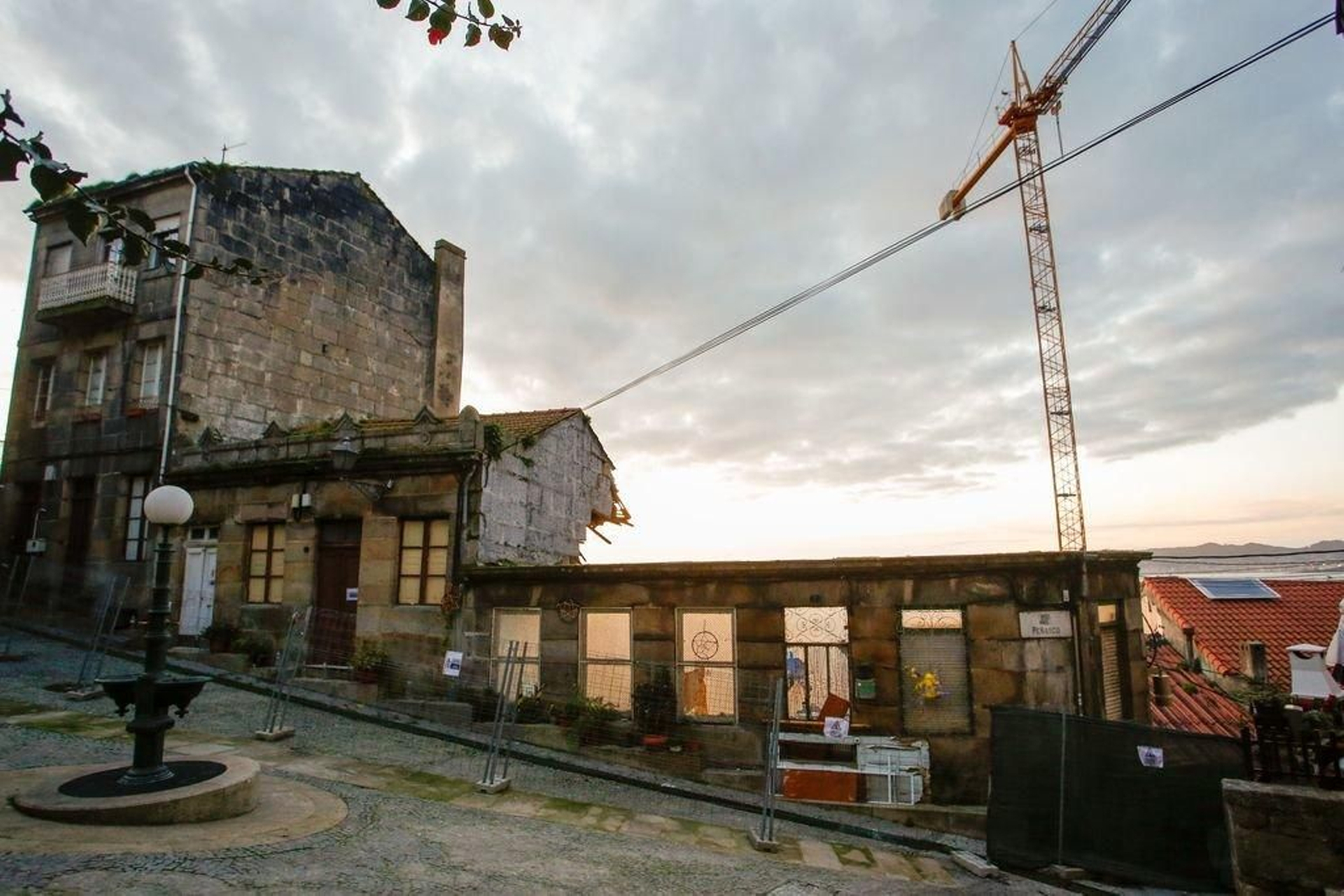 El número 5 de la Plaza Peñasco (izquierda) está al lado de donde se construirá el albergue (derecha).