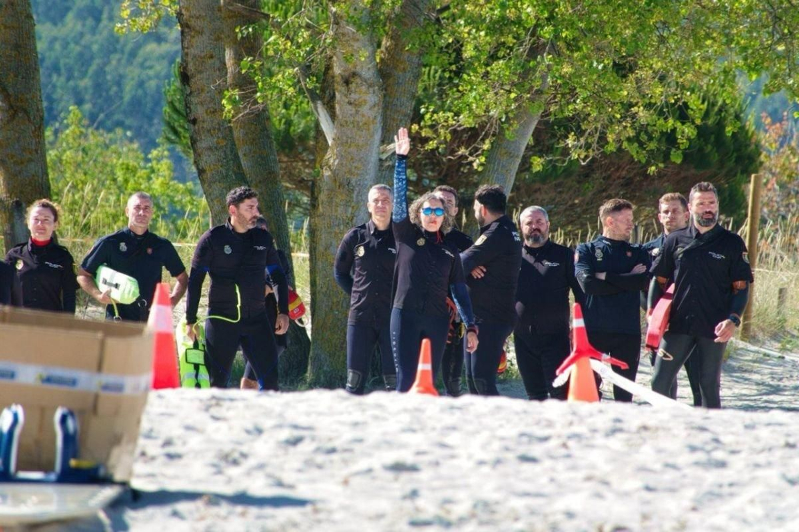 La instructora, junto con los agentes, durante los ejercicios en la playa de O Vao.