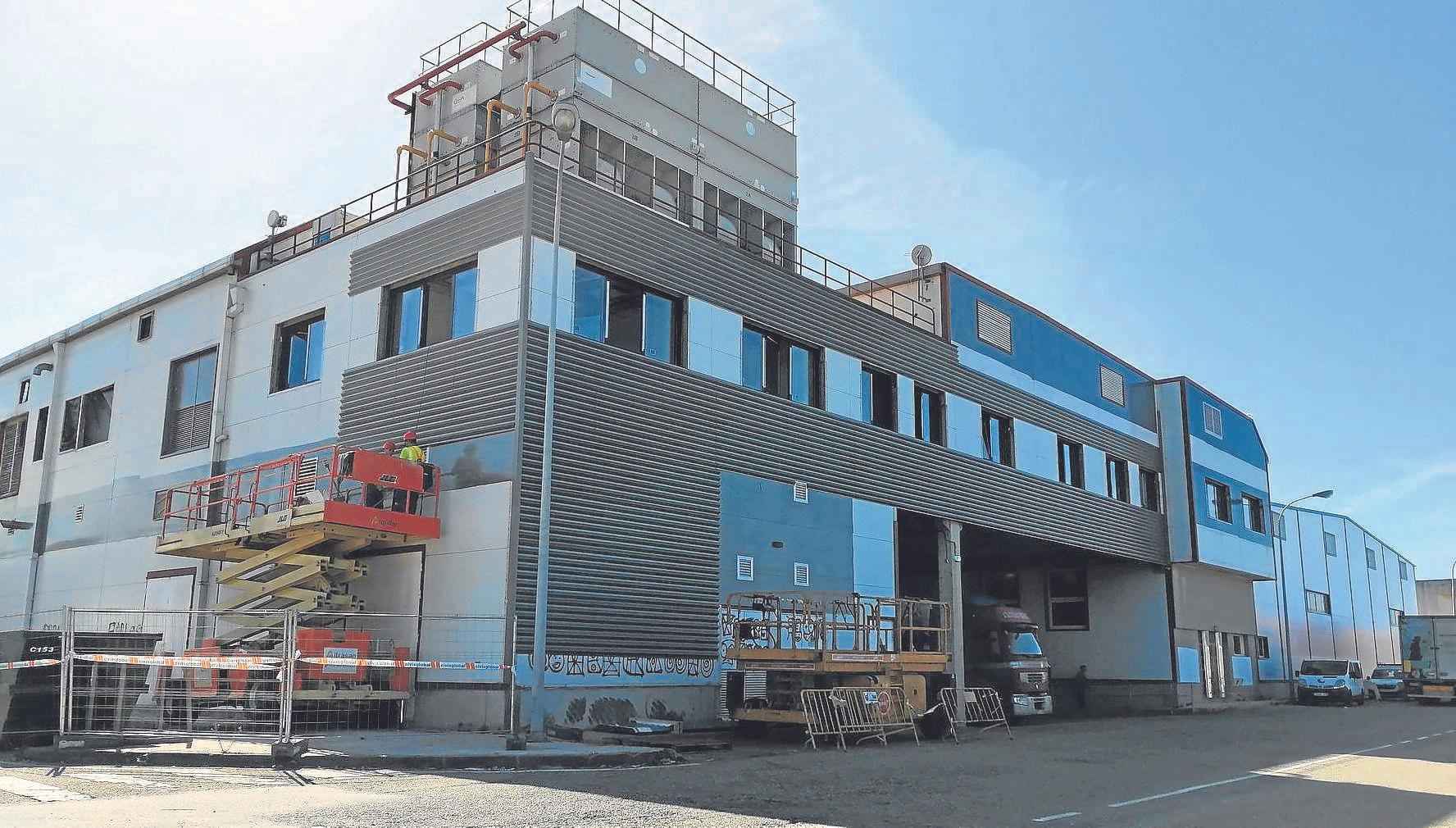 La nave de Iberconsa en Bouzas está siendo reformada para convertirse en planta de transformación.