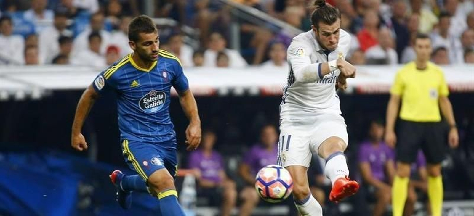 Gareth Bale (d) disputa un balón con el defensa del Celta de Vigo Jonny Castro