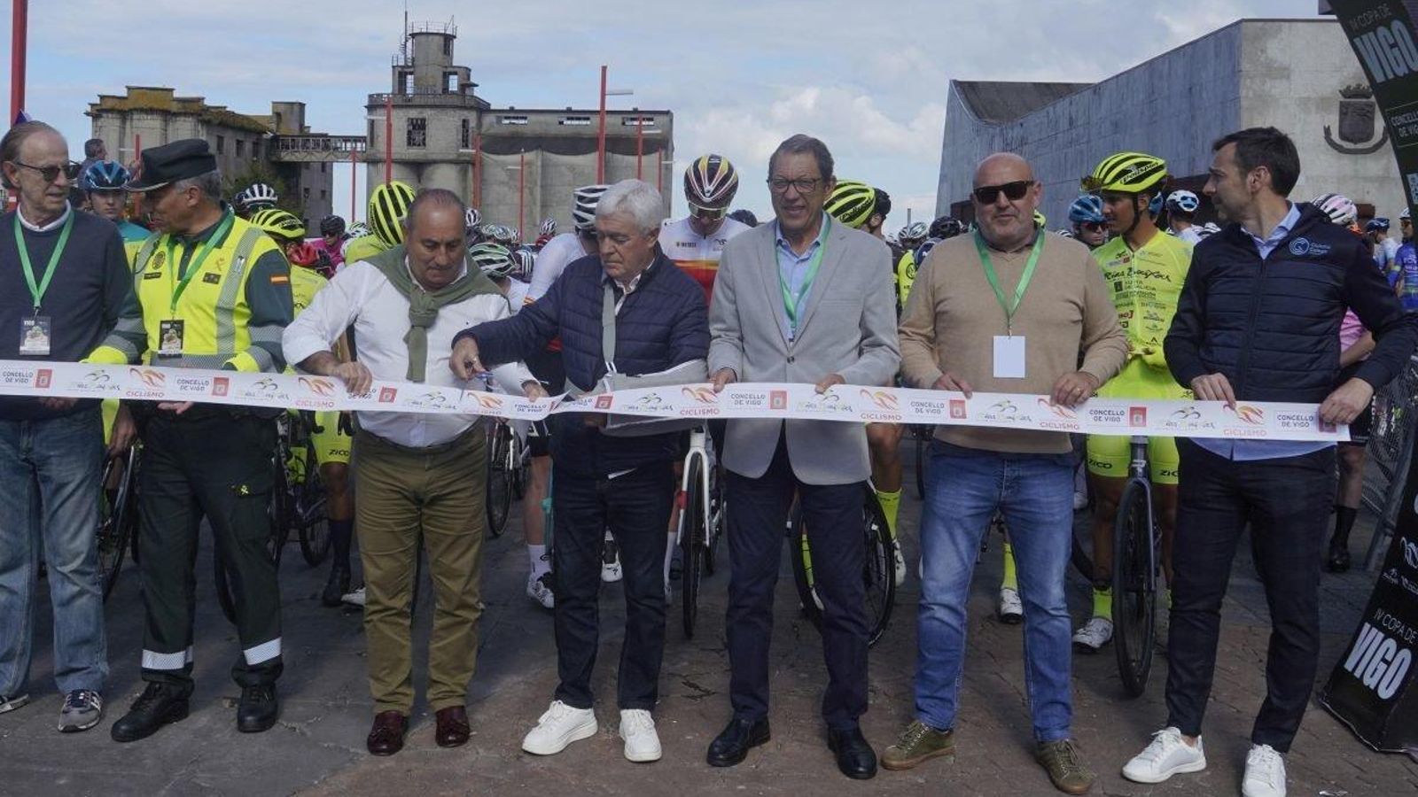 Las autoridades, encabezadas por el concelleiro de Deportes, Manel Fernández, hacen el corte de la cinta.
