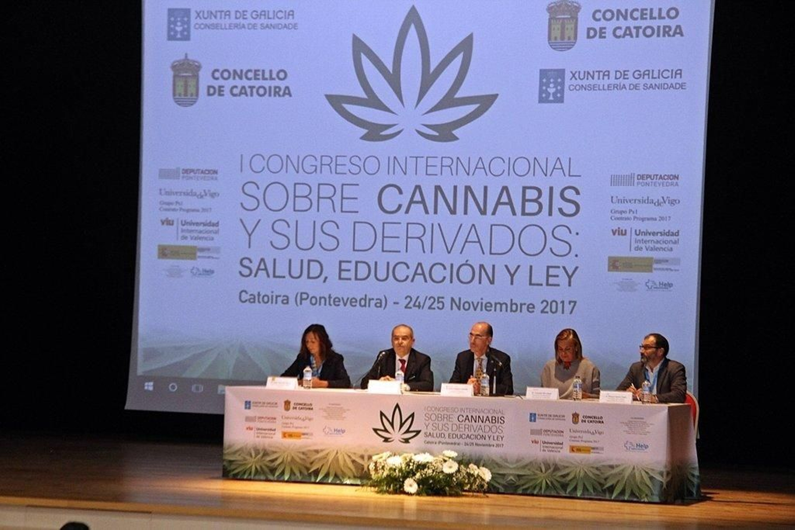 El conselleiro de Sanidad, Vázquez Almuiña (centro), en el acto de inauguración del congreso sobre el cannabis.
