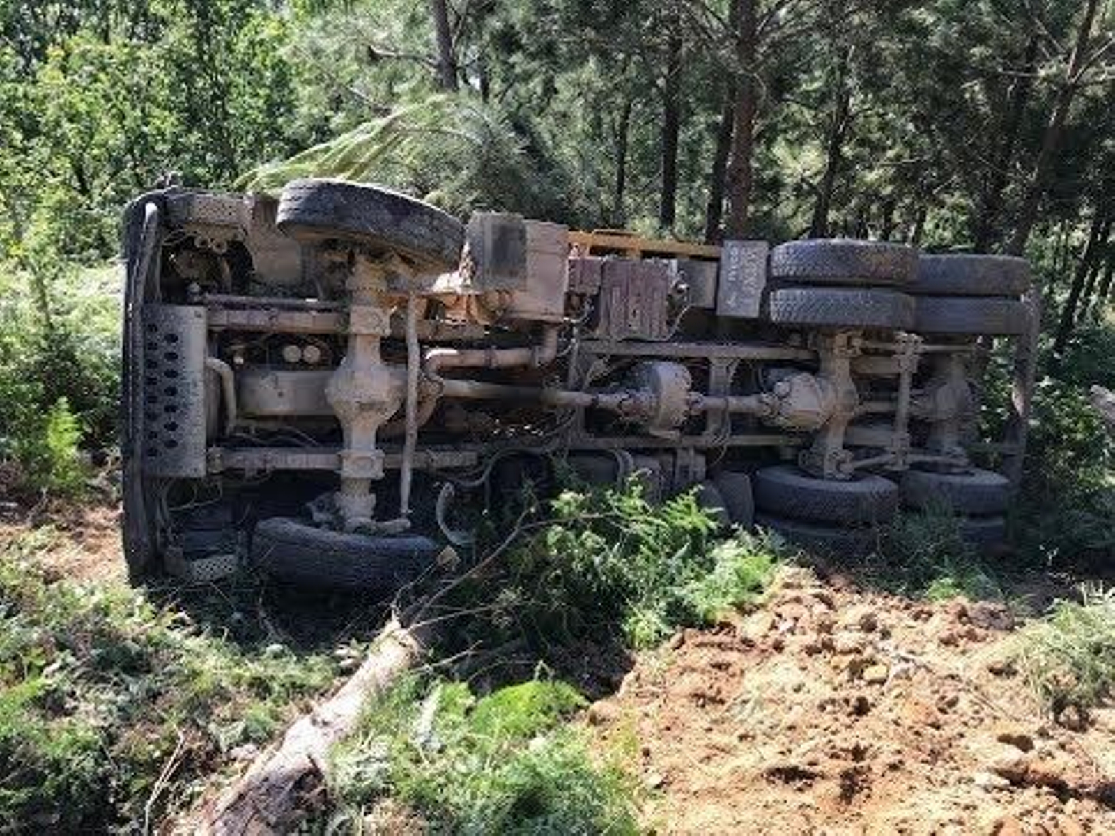 Fallece un camionero al despeñarse por un barranco en Mos