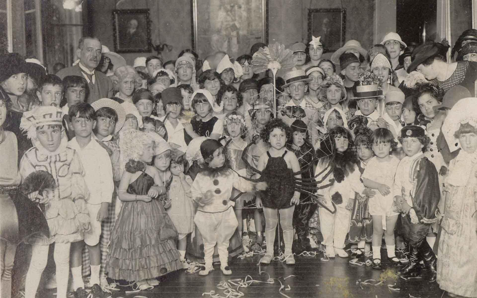 Baile infantil de la colectividadegallega de Montevideo, marzo de 1924. Fondo: Consello da Cultura Galega - Arquivo da Emigración Galega