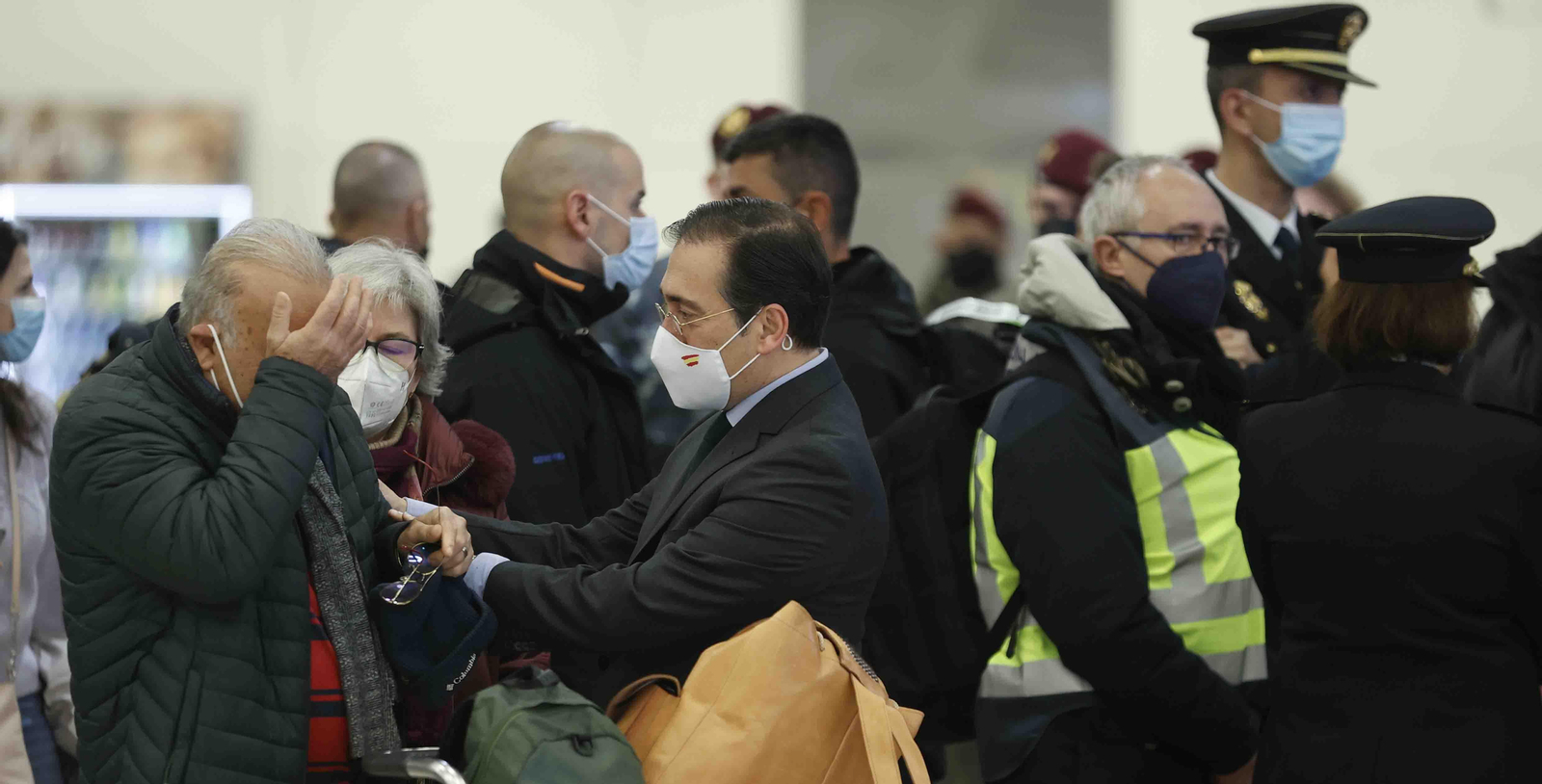 El ministro de Asuntos Exteriores,, José Manuel Albares (c), recibiendo a los ciudadanos españoles que se encontraban en Ucrania. EFE/ Emilio Naranjo