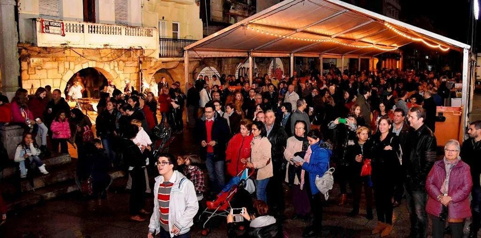Cientos de personas se acercaron a la plaza del Berbés..