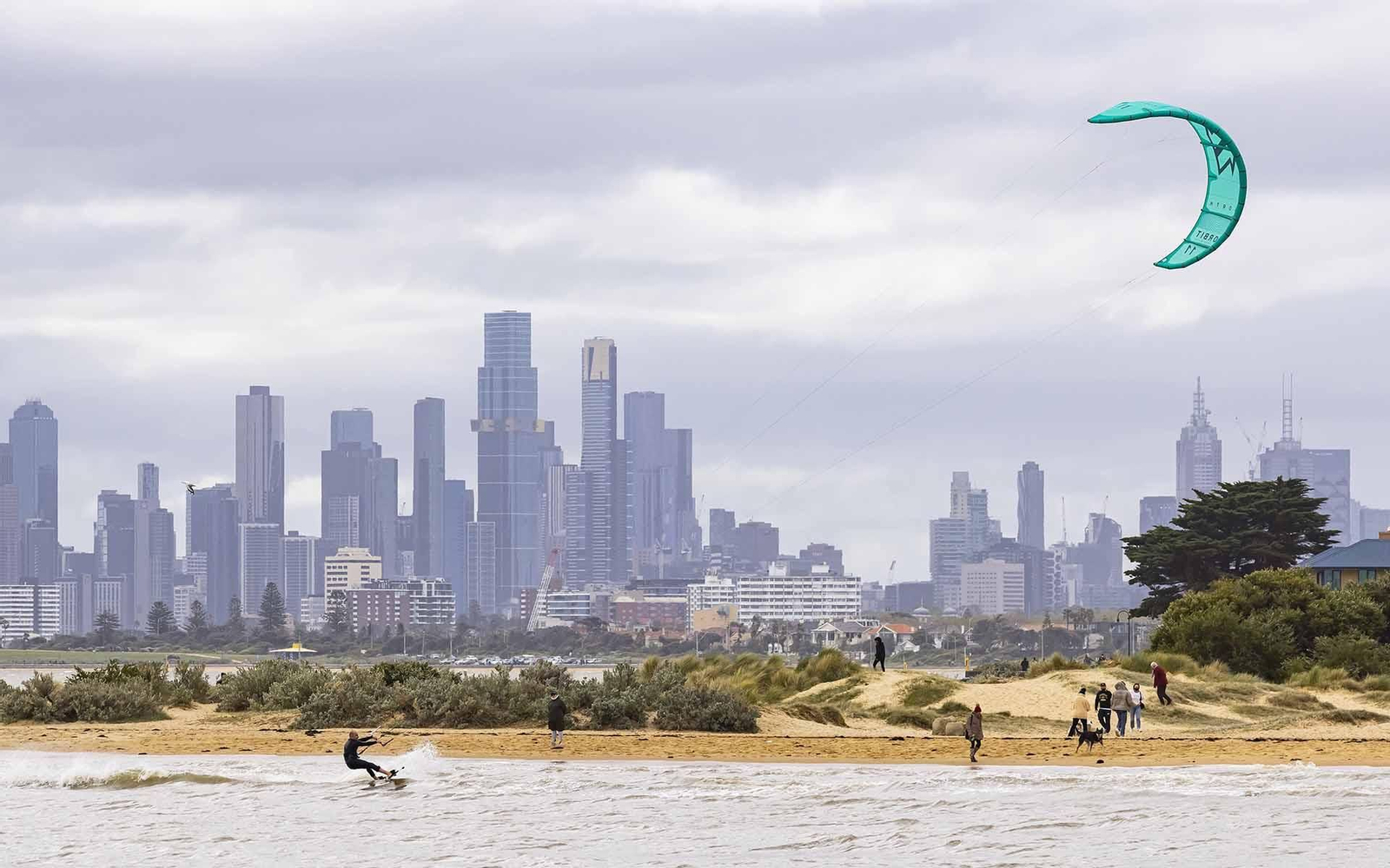 Melbourne (Australia), 16/10/2021.- A person is seen Kitesurfing at the beach in Brighton, Melbourne, Australia, 16 October 2021. All authorised Victorian workers spanning from retail staff to pro sportspeople must now be partially vaccinated for COVID-19 or have a booking to go to work. EFE/EPA/DANIEL POCKETT AUSTRALIA AND NEW ZEALAND OUT