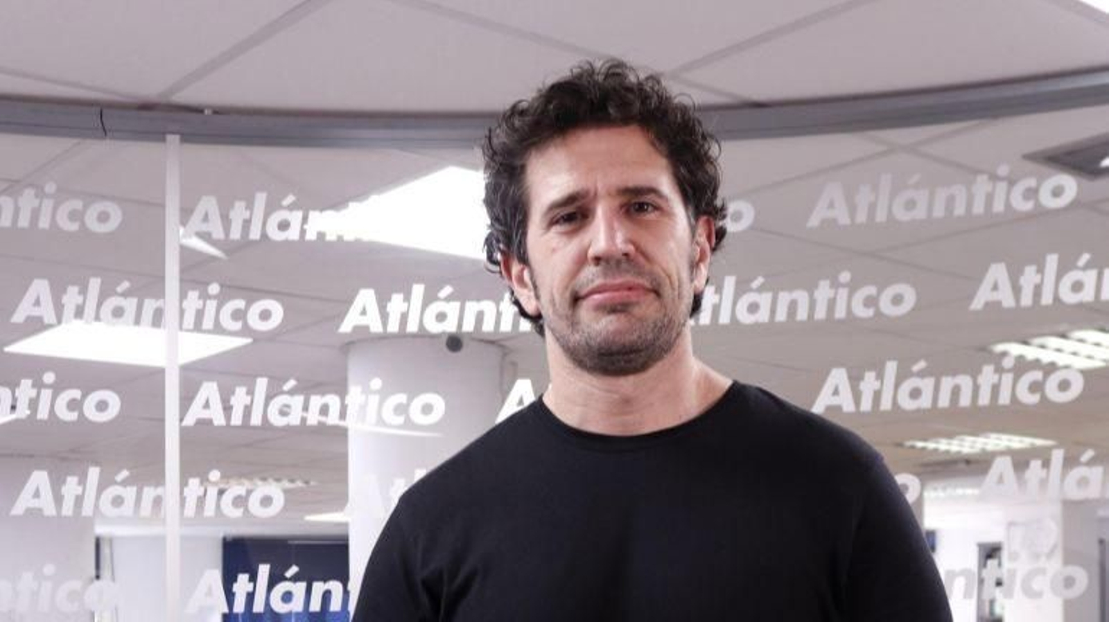 Iago Fernández Penedo, en el set de Atlántico Tv.