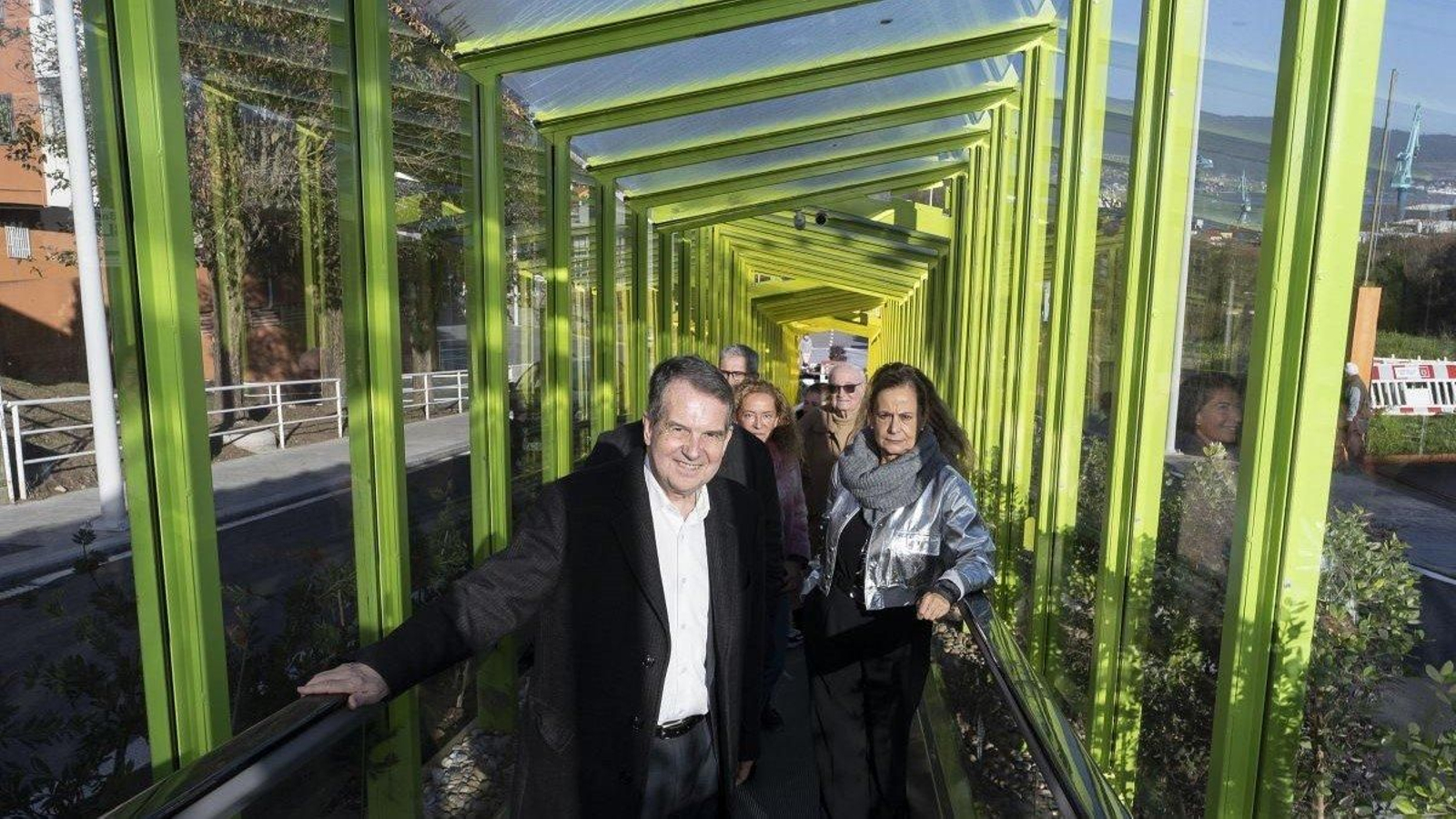 Abel Caballero y la teniente de alcalde Carmela Silva, ayer en las nuevas rampas de Teis.