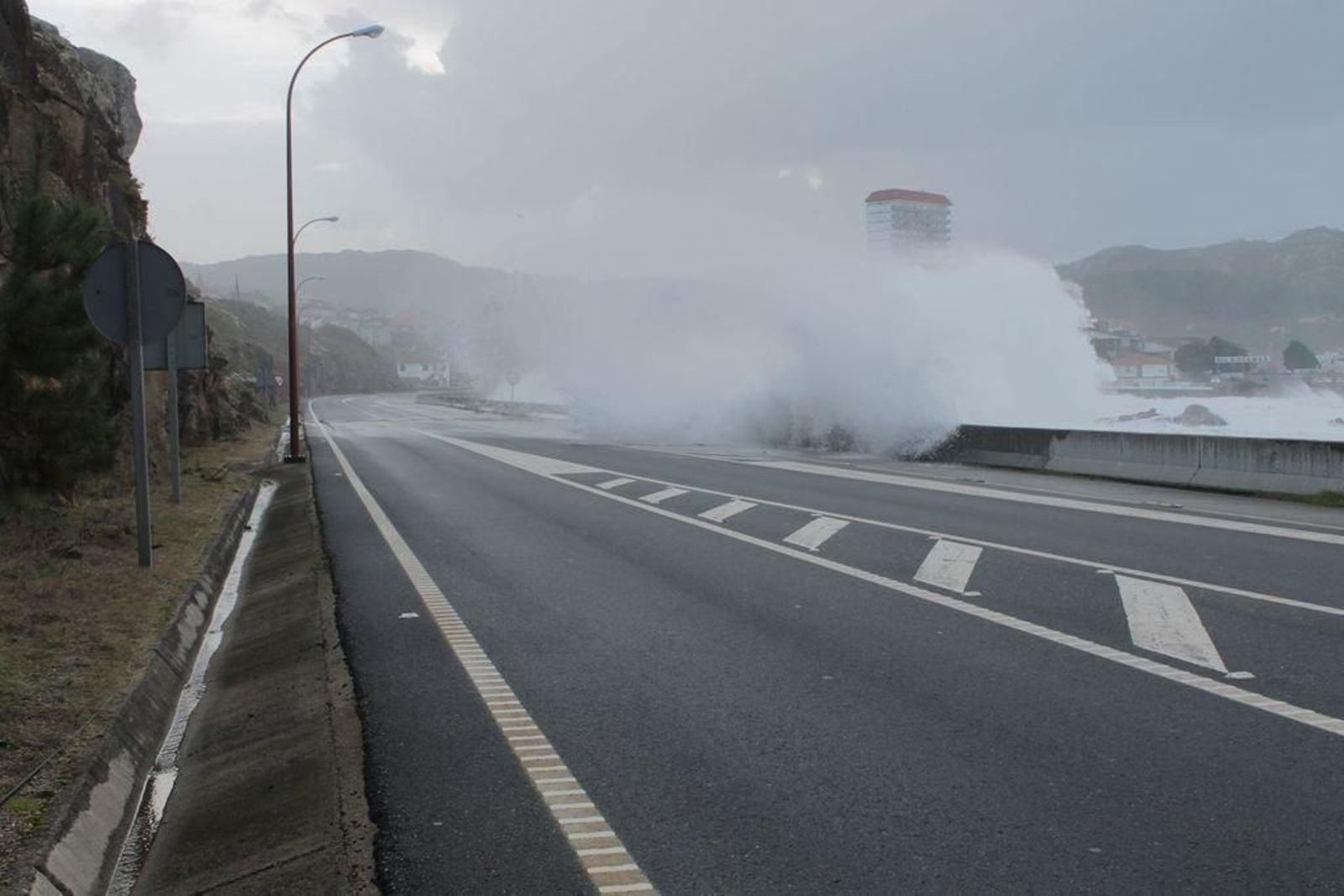 Las olas llegaron a alcanzar la carretera de Baiona-A Guarda durante de la tarde de ayer.