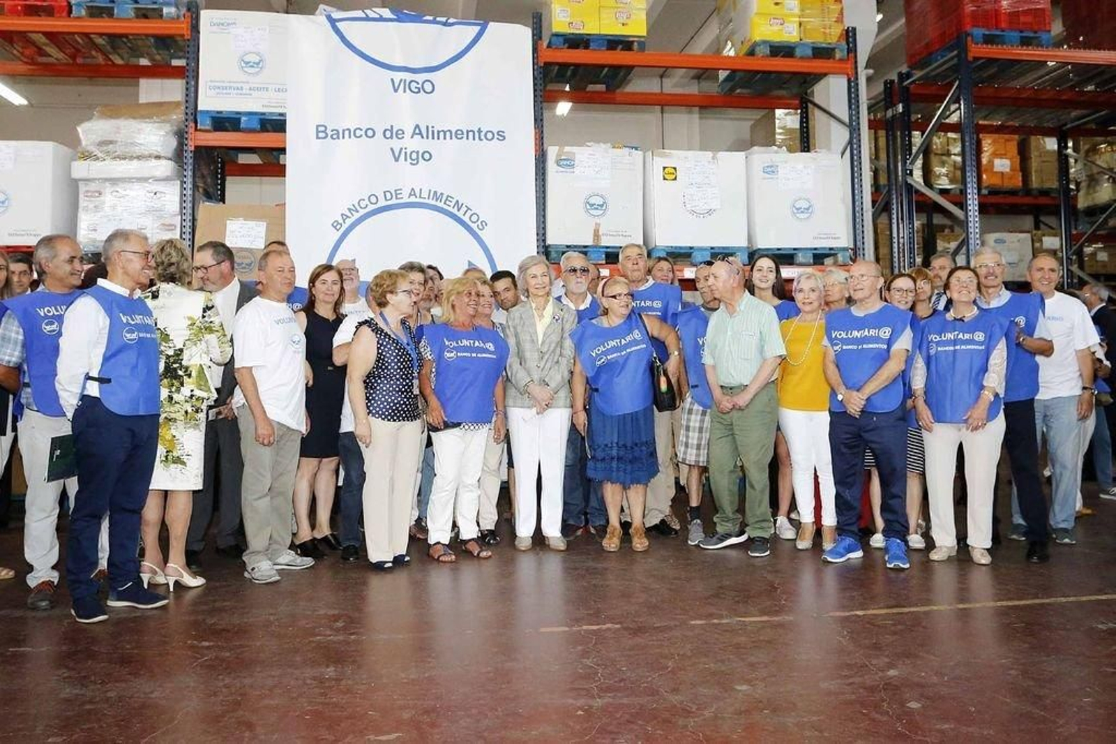 a Reina Sofía con las autoridades en la visita.