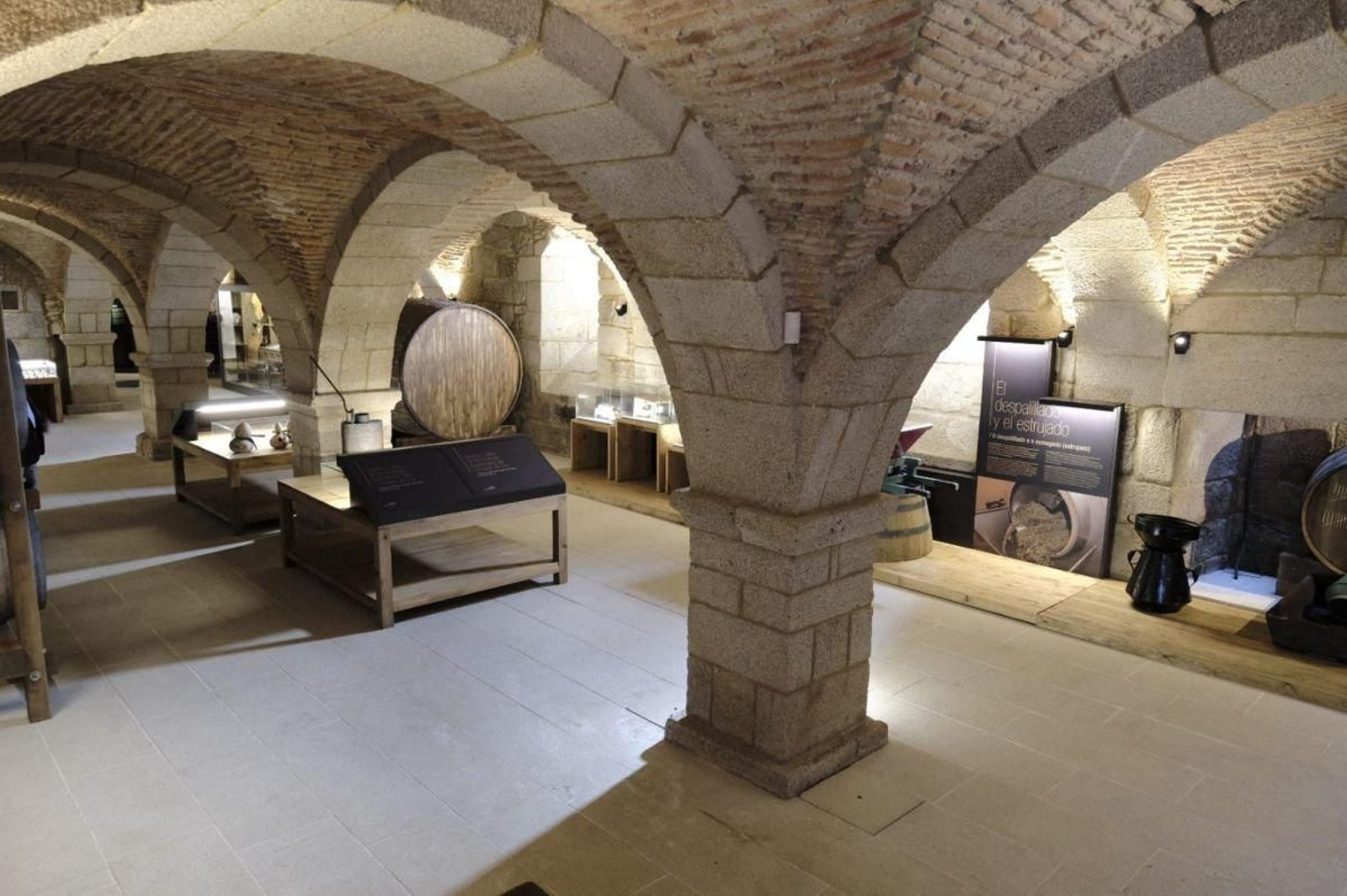 Una de las salas del Museo da Ciencia do Viño, en el interior de las Cuevas de Doña Urraca.