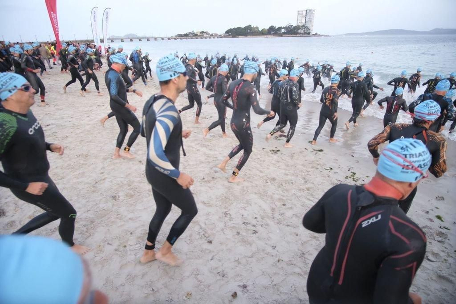 Os participantes corren pola area do Vao para entrar na agua á primeira hora. A cita cumpriu o horario previsto                                         e careceu de incidencias.