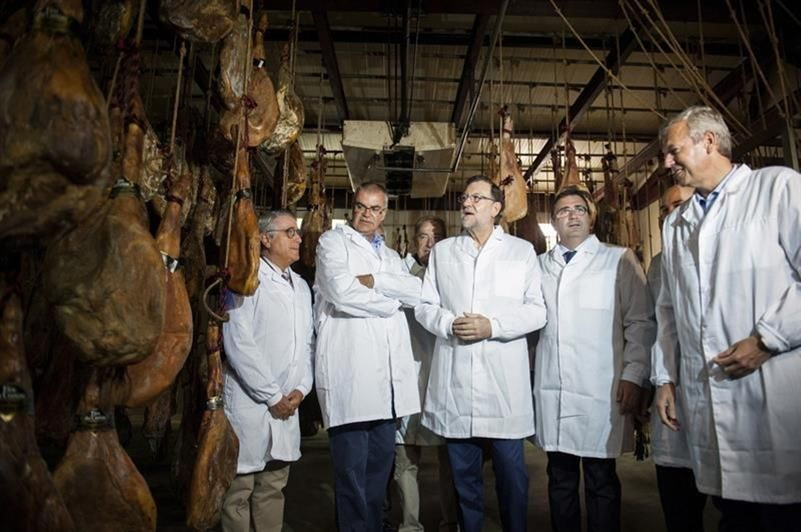 El presidente del Gobierno en funciones, Mariano Rajoy (c) hoy en la Cañiza