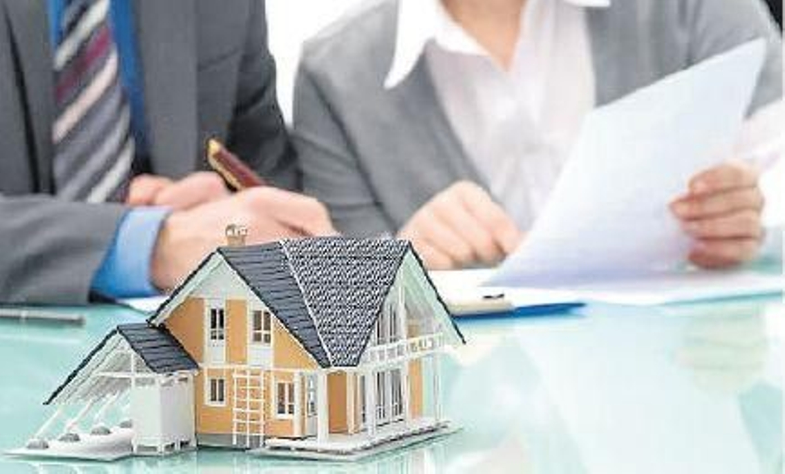 Dos personas revisan las condiciones de un contrato hipotecario
