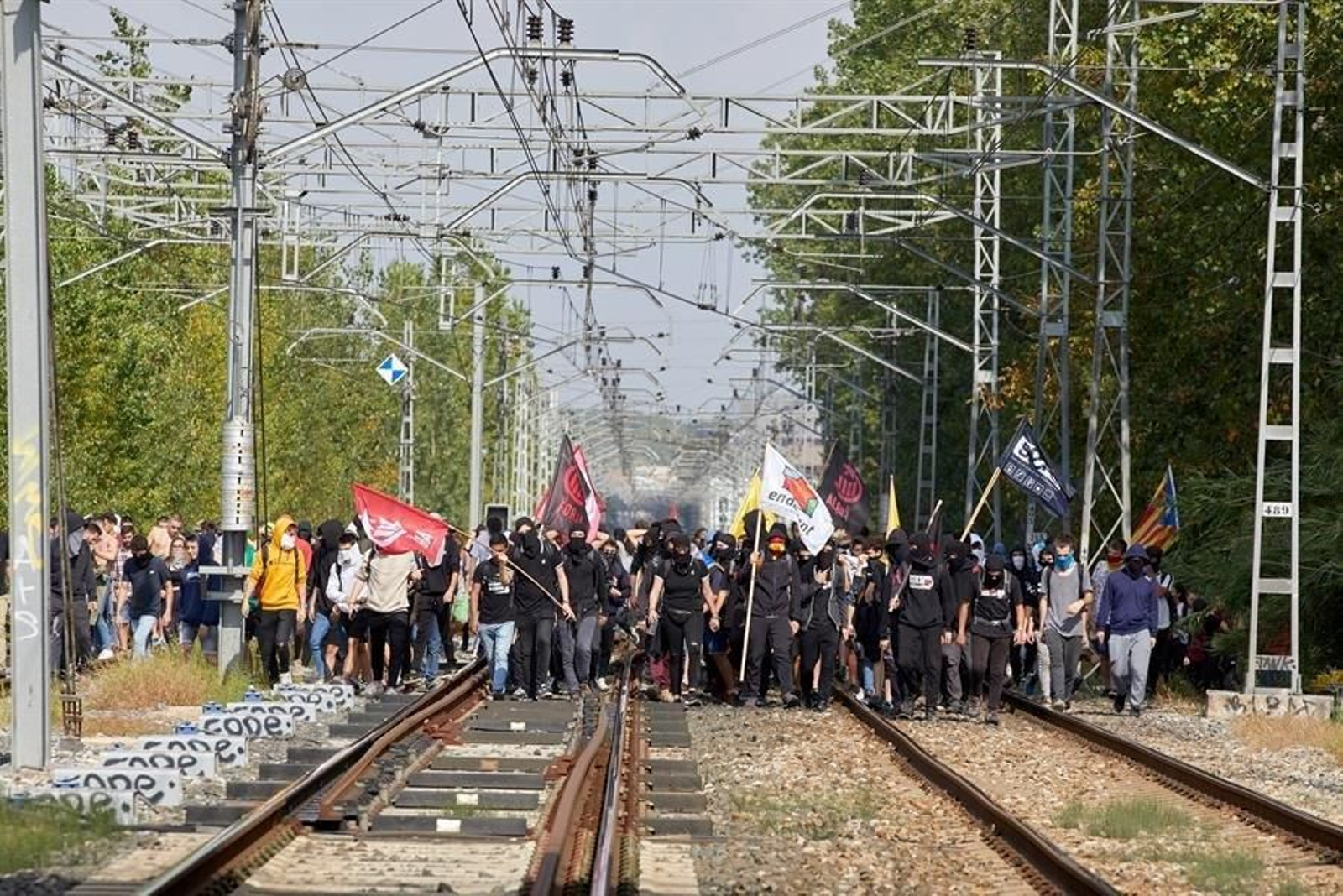 Cortan el AVE en Girona tras acceder a las vías fuera de la estación