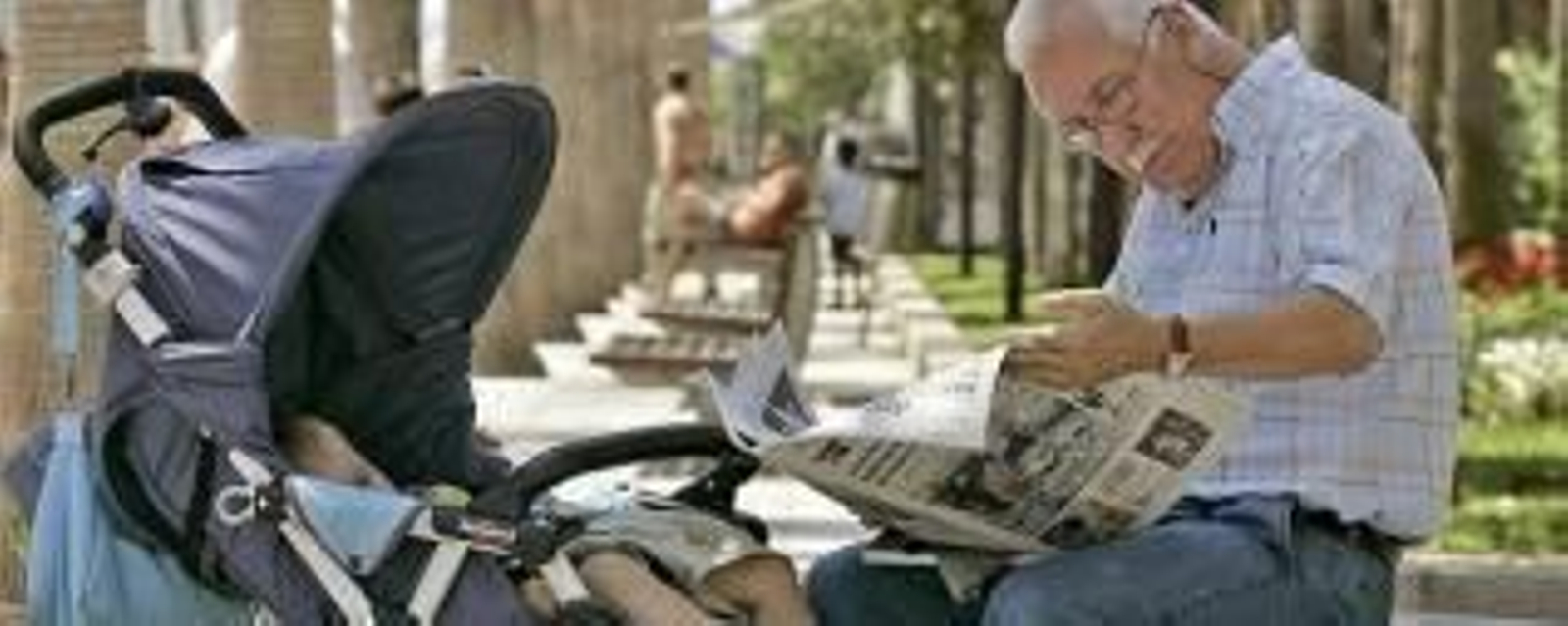 Los problemas para conciliar la vida familiar y laboral obliga recurrir a los abuelos (Foto: Archivo EFE)