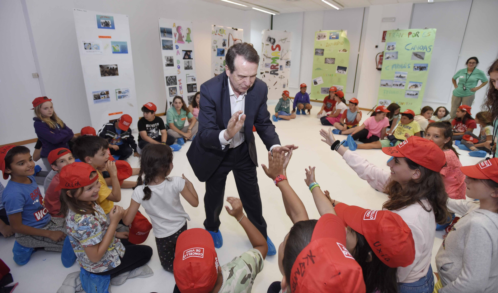 Los niños recibieron ayer la visita del alcalde, Abel Caballero. P. 14